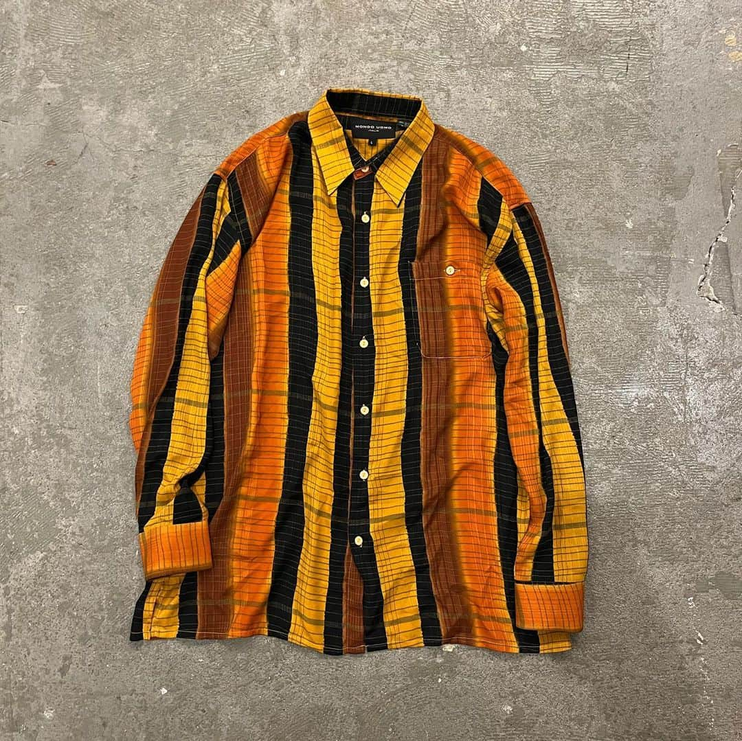 LAUNCHさんのインスタグラム写真 - (LAUNCHInstagram)「▶︎ #eurvintage  ▶︎ size L  イタリアの90'sのデザインシャツ。サイズはL表記ですが、XL程度のサイズ感です。太めのスラックスに合わせてはいかがでしょうか？？ペンキで汚れた、雰囲気あるスラックスもミソです。  #lookoftheday #mensfashion #outfitoftheday #styleiswhat#fashion #europe #usa #paris #italy #vintageclothing #usedclothing #french #archive#style #styling #snapshot  #古着 #古着屋 #金沢 #竪町 #金沢古着屋 #アーカイヴ #メンズファッション」4月16日 13時15分 - gent_kanazawa