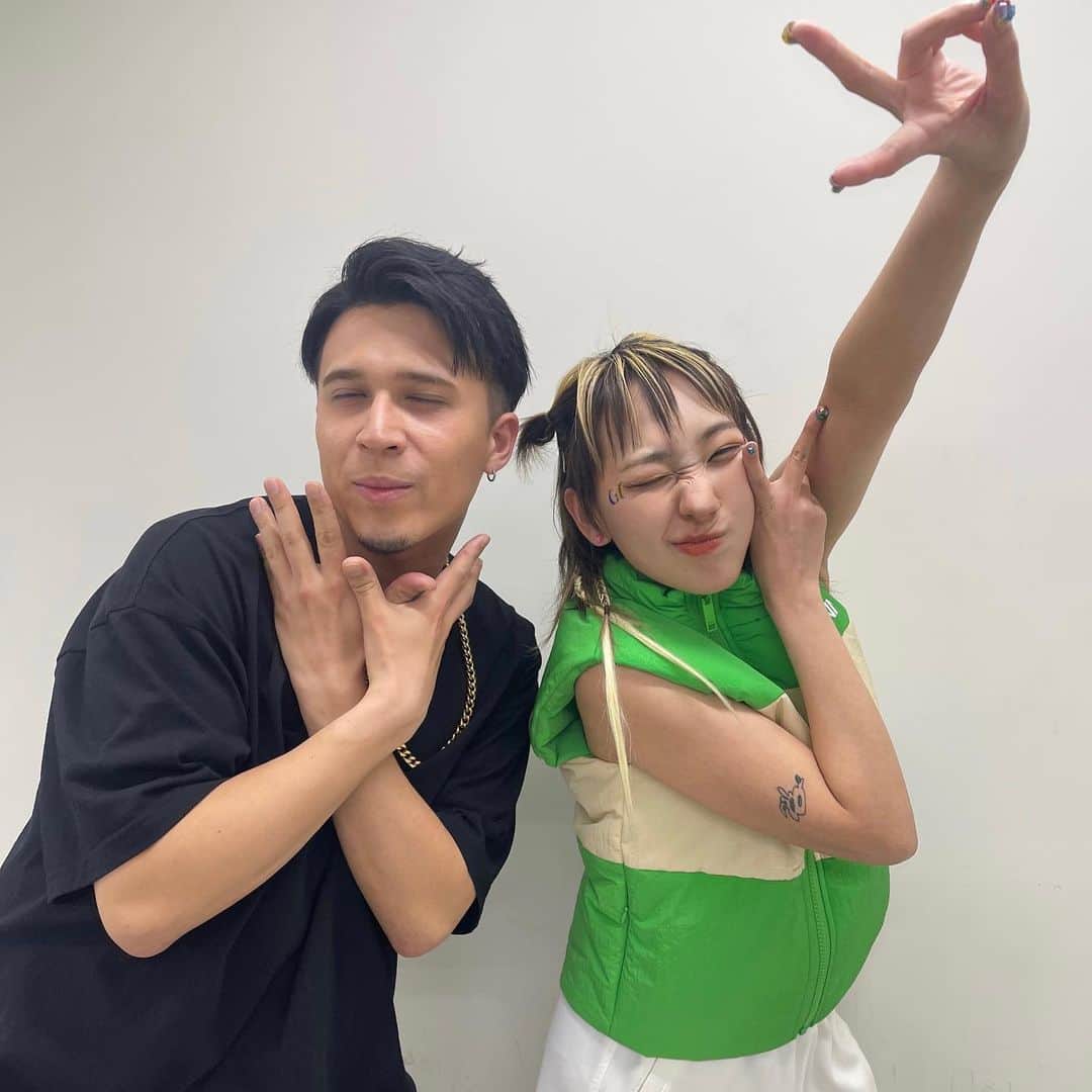 あっこのインスタグラム：「#ヒプマイ9thライブ  素晴らしい体験をありがとうございました！！！👂🌠❤️‍🔥🔥💚💚💚🦍😨✨🎤  #ヒプノシスマイク #hypnosismicrophone  #あっこゴリラ #akkogorilla #rapper #japan #anime #live」