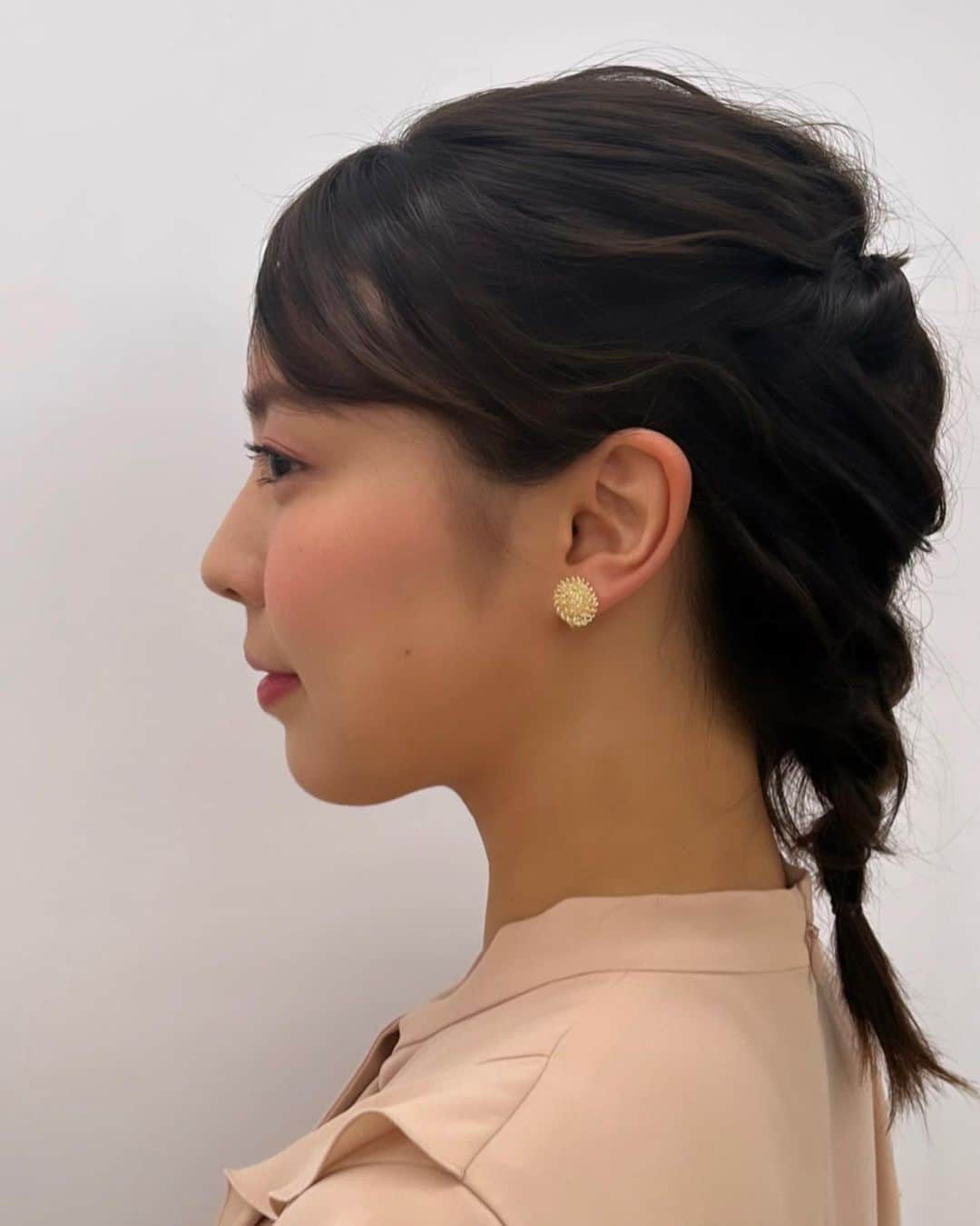 矢吹世奈のインスタグラム：「🌸🎀🩷 コフレドールさんのメイク用品で お化粧してもらい、 髪の毛も可愛くしてもらい、 着たことのないワンピースを着て 全力でフェミニンしてきたので もし宜しければ コフレドールさんのInstagramに載る矢吹を 温かい目で チェックしてみてください。笑  お化粧、参考になると思います☺️✨  私はただただ撮っていただいただけ🧏🏻‍♀️笑 とっても楽しい撮影でした🥰  #コフレドール #フェミニンメイク #春色」