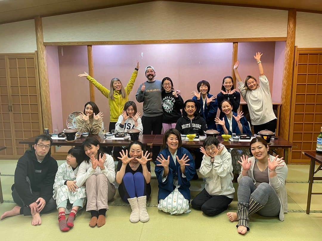 Ken Harakumaのインスタグラム：「ケンハラクマと過ごす、アシュタンガヨガと水没林@山形県の白川湖ヨガリトリートの旅❣️ ご参加の皆さんありがとうございました🙏🙏🙏 @international_yoga_center  @aromature_yoga_pilates  #山形県  #水没林が美しい白川湖  #水没林  #アシュタンガヨガ  #呼吸法  #瞑想」