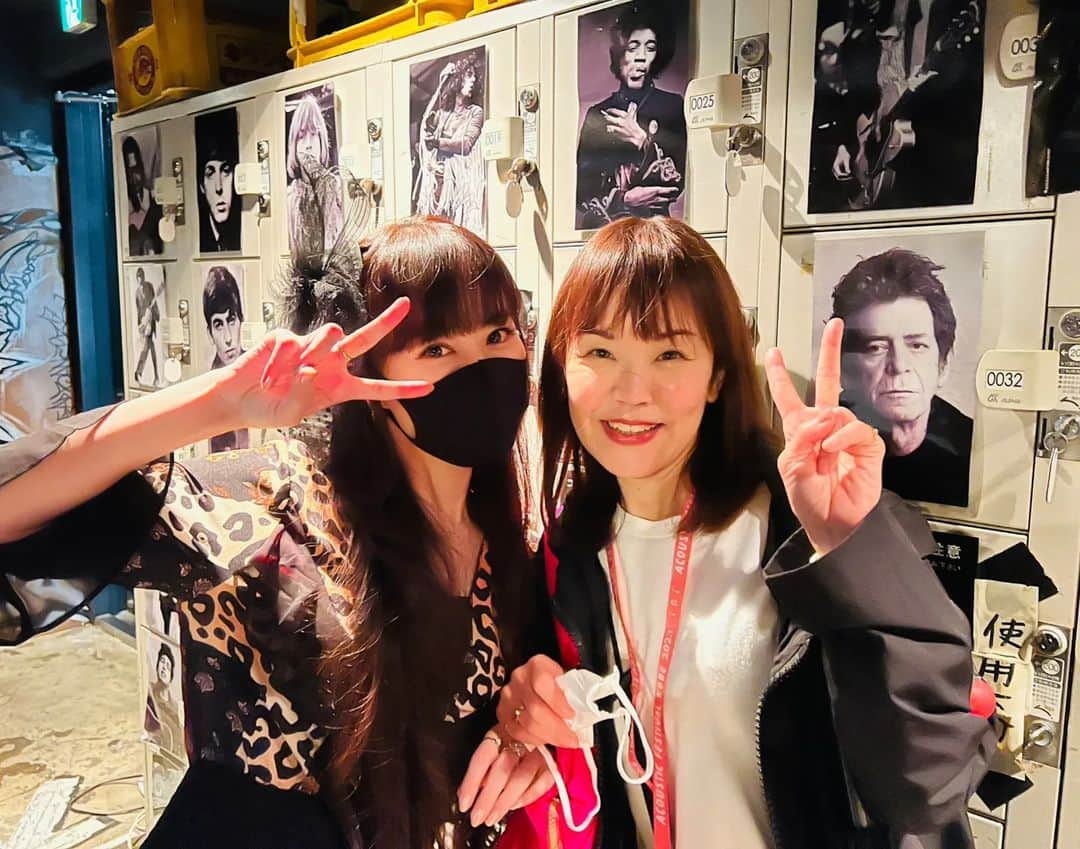 川原ちかよさんのインスタグラム写真 - (川原ちかよInstagram)「昨日は、初めてアコフェスに参加してきました！  クラブ月世界で、Layちゃん。 元々キャバレーと言うことで、 雰囲気バリありのステージに14歳のLayちゃん。 ギター1本で、曲ごとに歌声に表情があって、 緊張感と初々しさもあって、 すごっ！とかわいい♥️が溢れてました。 この日のために練習してきた、 「Wanna be Breakin'」のアコースティックver.は、 スタッフにもまだ聴かせてないと言うことで、 「なんか、ワクワクするね(笑)」と。 かわいかった(笑) ねぇねぇ、見て見て！と言う感じなのに、 演奏しだしたら、かっこいい。 カバーもよかったけど、 自分の歌の方が私は好きでした。 これから自分で作った曲を歌うようになったら、 また違う表情を見せてくれるようになるんやろうなって、未来が見えた気がして、 こっちもワクワクしましたよ。 (入場規制かかるぐらい、皆、注目してる！)  その後、北野工房のまちへ向かうも、 距離感わからず、坂道ダッシュ💨できず、 (陽の当たる坂道を～自転車でかけのぼる～なんて歌ってる余裕も、もちろんない) つじあやのちゃんの最後の最後。 音漏れ聴きながら、階段をかけあがりました😅 この雰囲気、あやのちゃんに合う。 あやのちゃん、会いたかったけど、 会えなかったので、 今年こそ、アフタヌーンティー行こうね♥️  orange pekoeのライブも、 ほーーーんまに久しぶりに見ました。 生で音楽を聴く気持ちよさを堪能。 お酒片手がよかったな(笑)  ヤイコ！！ 早くから入場規制かかっていて、皆、 楽しみにしている空気がどんどん膨れ上がっていきましたが。 始まったら、これがもう、あっという間すぎて、 ビックリしたわ(笑) えっ、ほんまに30分あった！？(笑) でも、その30分でヤイコの魅力を伝えるセトリ。 さすがっす！ 煽らなくても手拍子が起こったり、 一緒に声出したり、立ち上がりそうな勢いでした。 最近のヤイコは、会うたびにかわいくなっている。 充実ぶりを感じる。 アルバム「ALRIGHT 」がよかったからなぁ。 夏のツアーも楽しみやわ。  そこからダッシュ💨 アカシアオルケスタを見にVARITへ！ ウロウロしてた時に、 岬ちゃんと西村さんにミラクルで遭遇してんけど、 ステージでの西村さんの方が素敵やったわん。 私は元々、鍵盤弾く男子は2割増しに見えるタイプではあるけれど(笑) MCをやらせてもらったイベントで一緒になって以来の生のステージでしたが、 岬さんの歌、いい。 艶っぽさと強さがあって、持ち前の美が華になり、 ズルいぜ！岬！！ 皆、あんたのこと、好きになるやーーーん！！ ほんまに、声出るようになって、 アコフェスに間に合ってよかった。 1曲で奇跡起こせる力が音楽にはあって、 ラジオでのキスナーとの信頼感。 その両方をステージで示せるって幸せやなぁ。  このVARITで、 たくさんのキスナーさんに声をかけて頂きました。 見たことないのに、わかるもんなんやね(笑) 一緒にいた私のお連れさまが、 「檻の中にいるみたいになってる。」と言ってましたが(笑) まさにちかパン🐼でしたでしょうか？(笑) でも、サタジャンやってなかったら、 こんなことはなかったもんなぁ。 合流、ステキ✨  #アコフェス #kissfmkobe  #Lay #つじあやの #オレンジペコー #矢井田瞳 #アカシアオルケスタ #藤原岬 #サタジャン3」4月16日 13時21分 - chikayo_baby