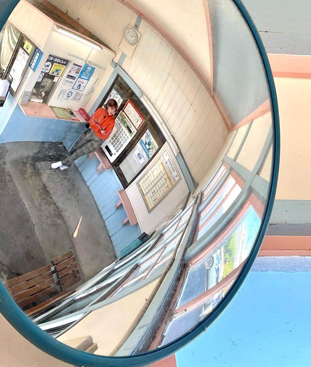 南原清隆さんのインスタグラム写真 - (南原清隆Instagram)「香川の映えスポット“滝宮駅”  大正時代から続く歴史ある木造駅舎です。 経過した味ある水色とピンクがなんとも可愛い駅です。 赤のポストがレトロでアクセントな味出してますね。 中のライトがこれまたオシャレ〜！ 様々な画角を試しながら撮って下さいね。 香川県に旅をするときの参考にしてみてください。  我々は“都会に出て行くバンドメンバーの気分” で撮りました。 不安と期待が交差し、地元の駅から出発です。 悪くないだろう！  #滝宮駅 #琴電」4月16日 13時26分 - nanchan_official_