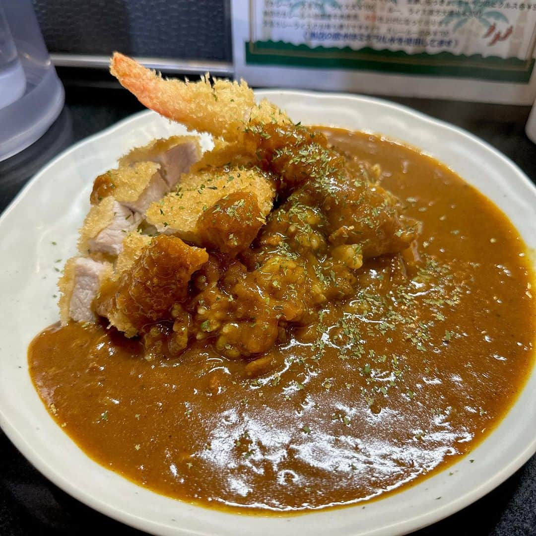 休日課長さんのインスタグラム写真 - (休日課長Instagram)「大好きなお店、カルダモン.に。カツカレーに期間限定のエビちゃんを。ロースになったカツも好きだし、エビちゃんの熱の入り具合が最高で美味しかったなぁ。やっぱカルダモン.のカレー大好きだ…いつも通りピクルスも。ごちそうさまでした！ライブ頑張ります！本日なんばHatch！  #大阪府 #大阪市 #北区 #天神橋 #天六 #カレー #カルダモン.」4月16日 13時28分 - kyujitsu_kacho