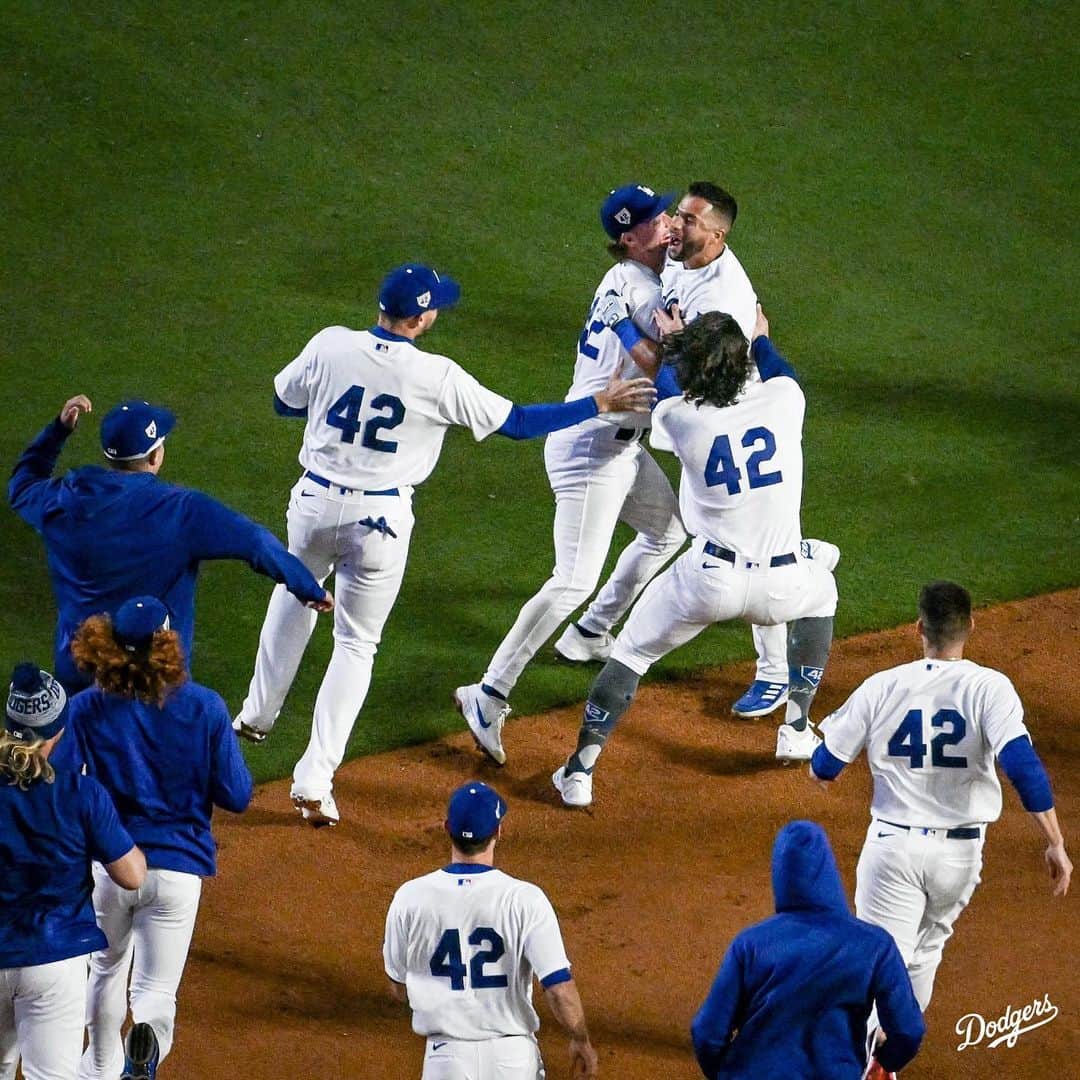 Los Angeles Dodgersさんのインスタグラム写真 - (Los Angeles DodgersInstagram)「WALK-OFF ON JACKIE ROBINSON DAY.」4月16日 13時30分 - dodgers