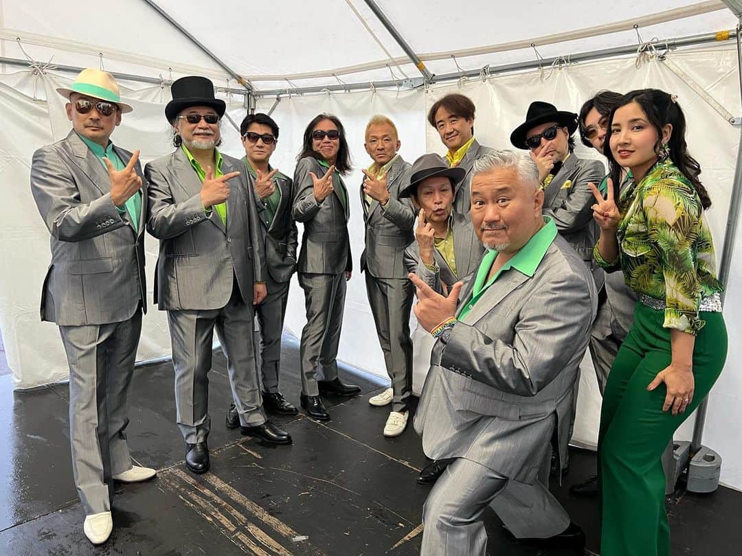 クレイジーケンバンド【公式】のインスタグラム：「ONE STEP LIVE 2023ありがとうございました！ 生憎の雨でしたが、我々がライブを始める頃には雨がやみました！ 寒い中最後まで残って盛り上がっていただいたお客様ありがとうございました。 初めてCKBを体験した方々もいるようでしたが、楽しんでいただけましたでしょうか？ これがあの、東洋一のサウンドマシーン、クレイジーケンバンドでございます。 また機会があったらお会いしましょう！！ フェススタッフの皆様もありがとうございました。  byスタッフ  #クレイジーケンバンド #crazykenband #横山剣 #onesteplive2023 #つま恋リゾート彩の郷 #ワンステップライブ」