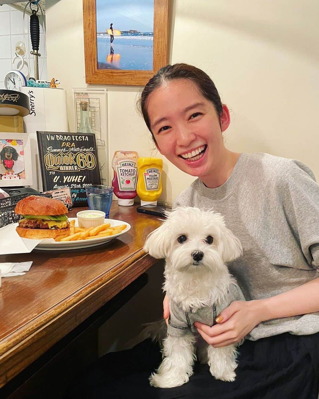 のインスタグラム：「日曜日。お天気がいいので みんなでお出かけ🌸 美味しいハンバーガー屋さんへ🍔  優しい店員さんに可愛い可愛い言われて しっぽ振って喜んでました🐾  お店でもお利口してくれるので感謝です🥺 一緒にいっぱいお出かけしようね🫶」