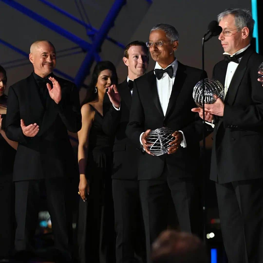 マーク・ザッカーバーグのインスタグラム：「Priscilla and I helped create the Breakthrough Prize to celebrate scientific discoveries. @robertdowneyjr and I presented the award this evening to Shankar Balasubramanian, David Klenerman, and Pascal Mayer for their work developing next-generation DNA sequencing, which has changed the way we do everything from prenatal tests to cancer diagnoses and saved many lives around the world. Congrats to all the Breakthrough laureates!」