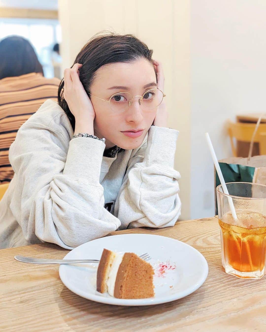 前田紀至子のインスタグラム：「リラックスムードなウィークエンド。パーソナルトレーニング帰りで髪がボサボサなのを隠そうとしています。  最近はすっかりスウェットに眼鏡が多め。  スウェットは @momastorejapan とか @gap_jp のが着やすくて好き。眼鏡は @kearny_eyewear で、アクセサリーを極力にシンプルにしたい日は @charmy.1964_official のぷちっと地金ピアス。  #kearny#momastore#CHARMY」