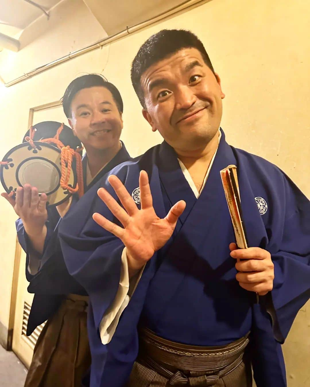 よしもと祇園花月さんのインスタグラム写真 - (よしもと祇園花月Instagram)「. 🎍本日出演🎍 すゑひろがりずさん  お出番終わりにニコニコスマイル頂きました😀 本日15時公演にもご出演いただきます!!  ぜひ祇園花月へおいでやす❤  🎂誕生月半額キャンペーン始まりました🎂 【大人】¥3800→¥1900 【学生】¥2800→¥1400 (4月は4/28までキャンペーンを行っております!!)※要証明書  たくさんのいいね❤もお待ちしてます!!  #すゑひろがりず #すゑひろがりず南條 #すゑひろがりず三島  #芸人 #よしもと祇園花月 #京都観光 #京都 #祇園 #祇園観光 #お笑い好きな人と繋がりたい  #吉本 #袴」4月16日 13時52分 - gionkagetsu