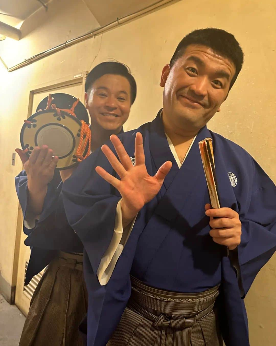 よしもと祇園花月さんのインスタグラム写真 - (よしもと祇園花月Instagram)「. 🎍本日出演🎍 すゑひろがりずさん  お出番終わりにニコニコスマイル頂きました😀 本日15時公演にもご出演いただきます!!  ぜひ祇園花月へおいでやす❤  🎂誕生月半額キャンペーン始まりました🎂 【大人】¥3800→¥1900 【学生】¥2800→¥1400 (4月は4/28までキャンペーンを行っております!!)※要証明書  たくさんのいいね❤もお待ちしてます!!  #すゑひろがりず #すゑひろがりず南條 #すゑひろがりず三島  #芸人 #よしもと祇園花月 #京都観光 #京都 #祇園 #祇園観光 #お笑い好きな人と繋がりたい  #吉本 #袴」4月16日 13時52分 - gionkagetsu