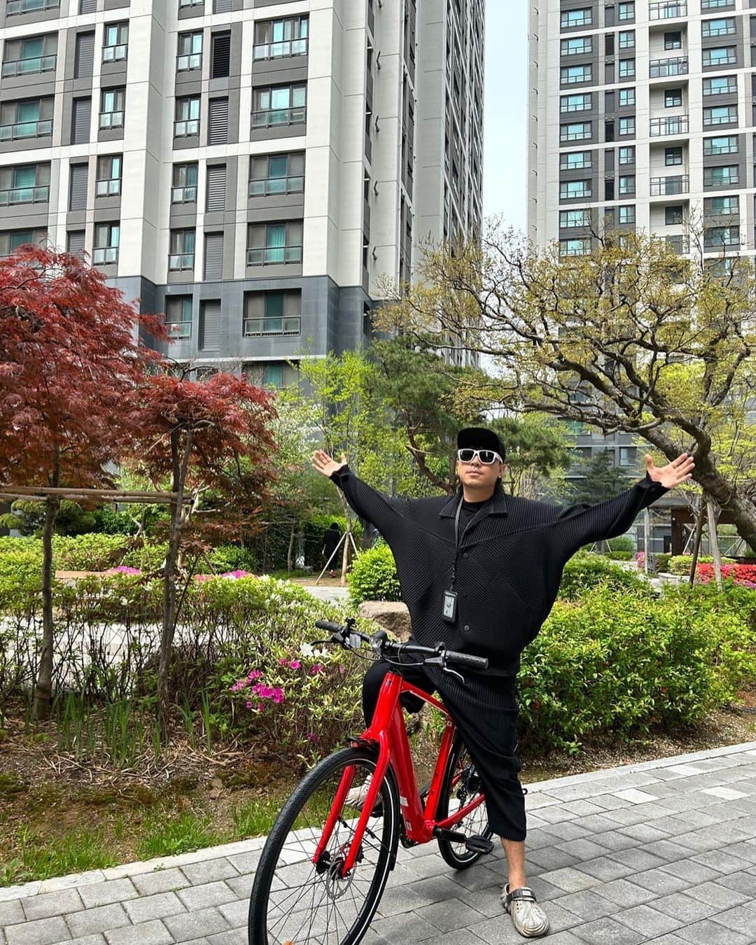イ・シオンのインスタグラム：「@trekbicyclekorea #트렉 #트렉바이시클 #트렉전기자전거 #TrekFXPlus  감사합니다!ㅎ아직 추워서 철수 ㅎ」
