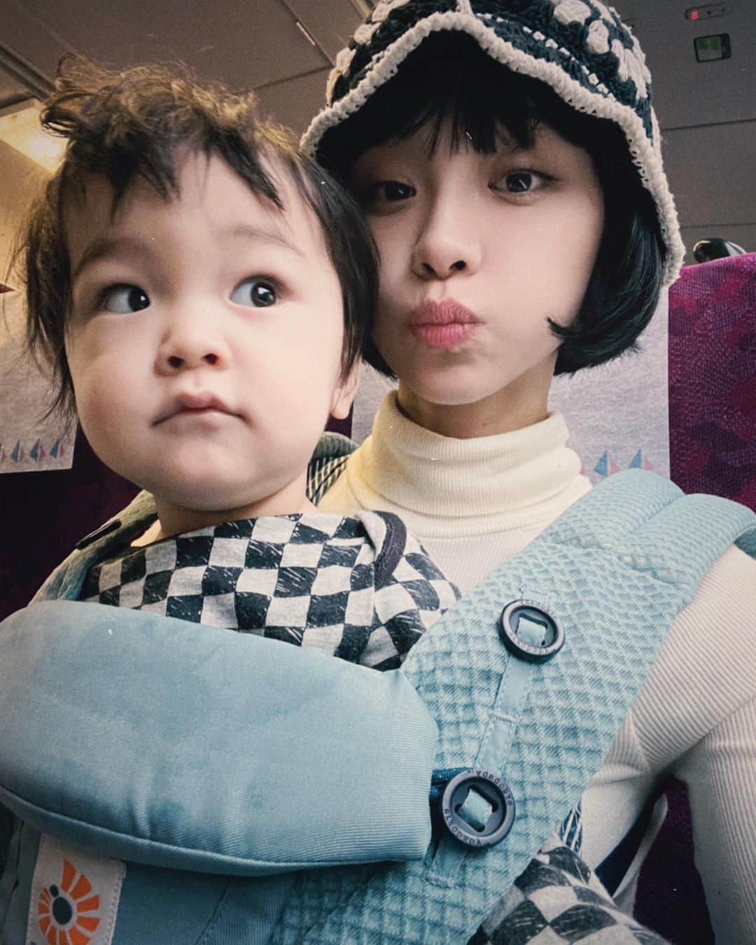 る鹿のインスタグラム：「This boy is having diarrhea right now💩 Worried about tomorrow's flight 🤔✈️🧠 wish us luck👶🏻」