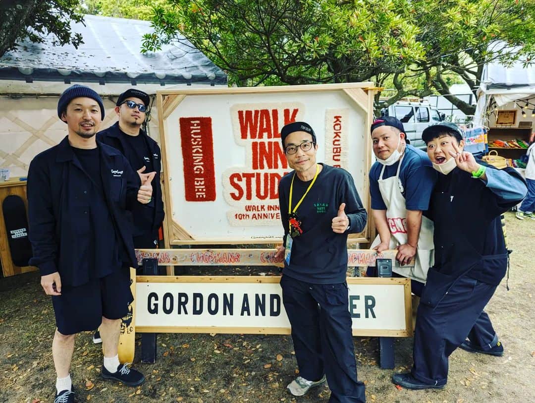 磯部正文のインスタグラム：「⁡ ⁡昨日 WALK INN STUDIOのラグ製作中の出店の近くを通りかかってお話したきっかけで 今日急遽HUSKING BEEのロゴのラグを作ってくれました！ 店名はGORDON AND CONNER 鹿児島の霧島でシルクスクリーンと タフティングでラグを製作しているとのこと  今後のライブ時にステージの何処かに登場すると思います ありがとうございます」