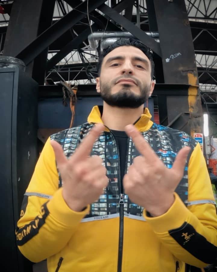 TOUZANI TVのインスタグラム：「16 uur online @fcstraat 🔥」