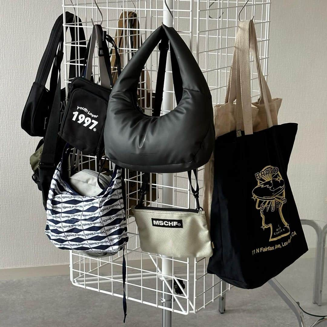 KEIさんのインスタグラム写真 - (KEIInstagram)「Used bag store in my room. popupで使う予定だったラックにスタメンバッグ👜掛けてみた 本当に減らそう減らそうって毎回思うけど全部大好きすぎて逆に毎月2つくらい増えてく😂どうしたらいい？ 毎日違うの使えばいいよね？  いつか『お気に入りのバッグトップ100』ってYouTubeでもあげようかなW みんな絶対見てほしい😂」4月16日 19時22分 - keis_gram