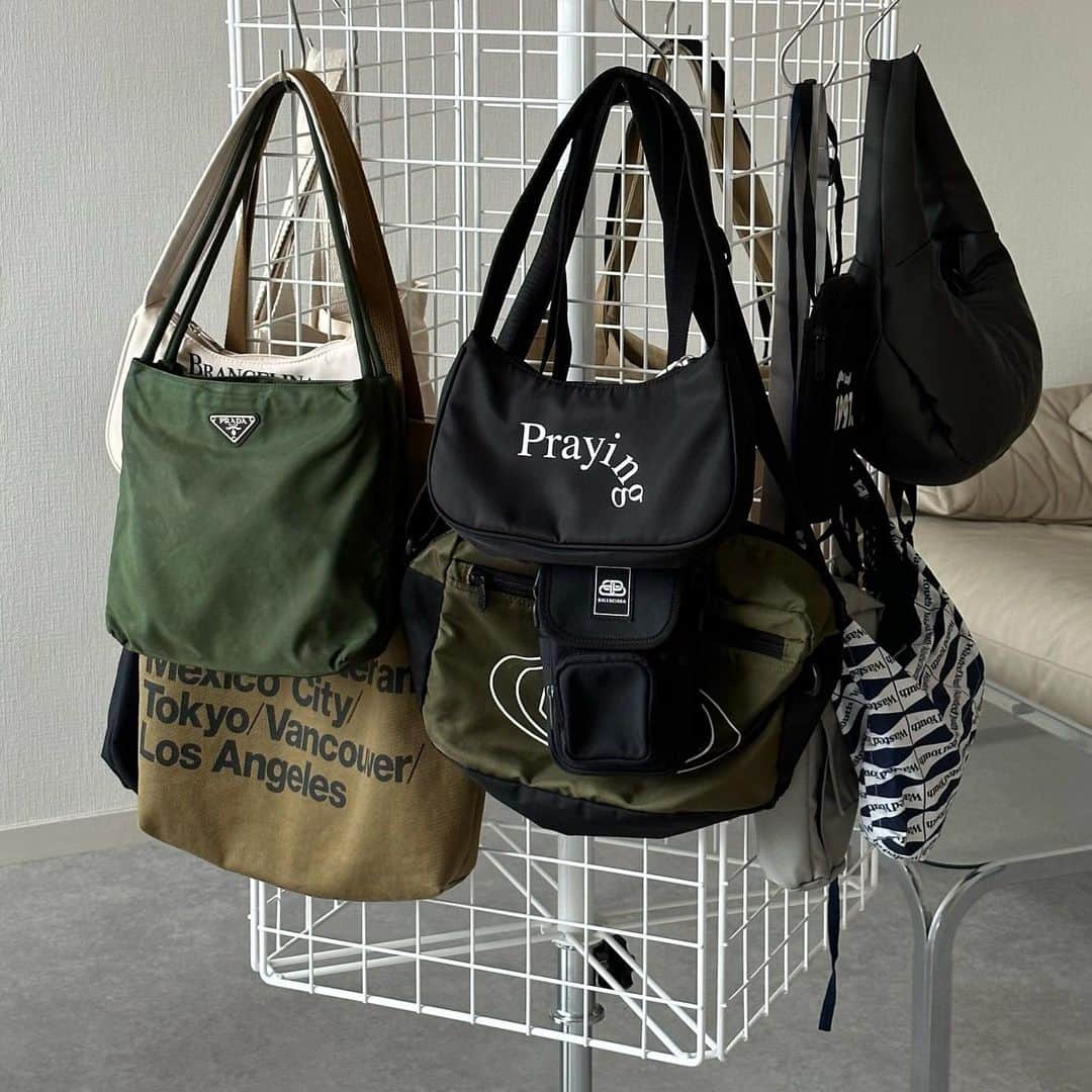 KEIのインスタグラム：「Used bag store in my room. popupで使う予定だったラックにスタメンバッグ👜掛けてみた 本当に減らそう減らそうって毎回思うけど全部大好きすぎて逆に毎月2つくらい増えてく😂どうしたらいい？ 毎日違うの使えばいいよね？  いつか『お気に入りのバッグトップ100』ってYouTubeでもあげようかなW みんな絶対見てほしい😂」