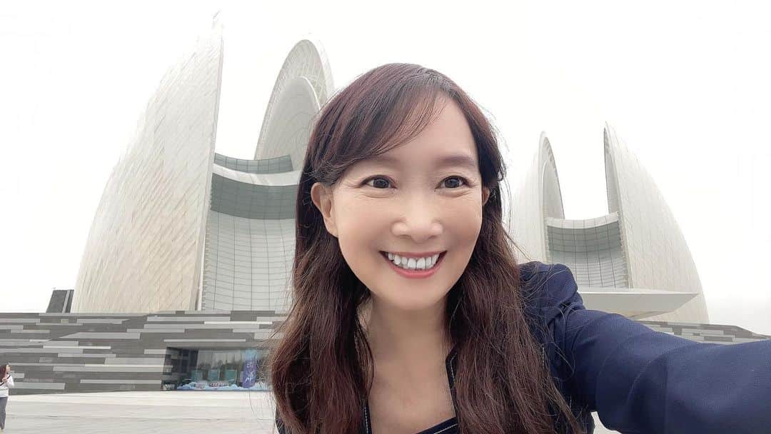 アグネス・チャンのインスタグラム：「Beautiful shell shaped Zhu Hai Theater. Perhaps I will be giving a concert here.」