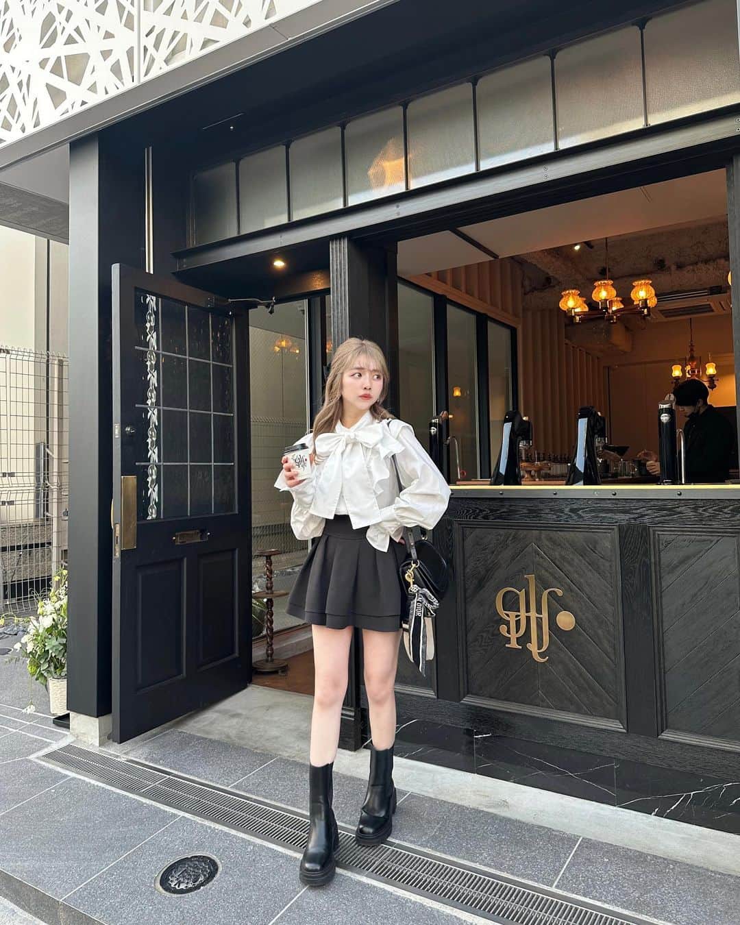 エリンコさんのインスタグラム写真 - (エリンコInstagram)「♡ . 4/6銀座にオーブンしたばかりのコーヒーカフェ☕️ . 数種類の豆から選べる特別なコーヒー屋さん🫘 いろんなコーヒーの種類があって迷ってたら 店員さんが提案してくれてとっても 美味しい珈琲が飲めたよぉ☺️💕 . クラシックな店内も落ち着いてとても良かった💓 . GLITCH COFFEE GINZA 📍東京都中央区銀座4-14-8 VORT銀座イーストII 1F 9:00-18:00 . カフェの雰囲気に合わせてモノトーンコーデ❤︎ . 大きめのボウタイブラウスに スタイルが良く見えるハイウエストの スカートがとっても相性抜群で 可愛いくてオススメコーデ🎶 . ブラウス @violettaofficial_jp  スカート @michellmacaron_official . #東京カフェ #東京スイーツ #カフェ巡り #カフェ #東京カフェ巡り #tokyo #銀座カフェ # 東銀座カフェ #コーヒースタンド #glitchcoffeeginza #东京 #时尚潮流 #可爱的 #えりんコーデ #えりんこヘアアレンジ #えりんこカフェ巡り #VIOLETTA#VIOLETTA_code #ヴィオレッタ #pr #michellMacaron #ミシェルマカロン #マカロンコーデ」4月16日 19時25分 - erinko0315