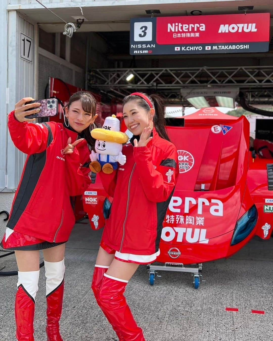 葉月美優さんのインスタグラム写真 - (葉月美優Instagram)「こんばんは★  今日は、SUPER GT 開幕戦 岡山 決勝でした🏁  悪天候により大荒れの決勝レースとなりました。。 が！！3号車 Niterra MOTUL Ꮓは2番手フィッシュでした✨✨✨  スタートドライバーは千代勝正選手で フロントローからいいスタート★  スタート進行では日差しが強いくらい晴れていたのに、決勝スタートした瞬間に一気に雨雲が押し寄せ7周目で雨が…☔  14周くらいで雨が強まり、どこのチームが先にタイヤを履き替えるかというところ、、  前とはタイム差が縮まったり離れたり 後ろは詰めてくる一方💦  一瞬、1番手の23号車を抜けるかなと仕掛けましたが惜しかったところで、23号車が最初にPPIT IN 自動的に1番手になりますが、3号車はPIT INせずFCY…  更に雨は強まりSCからの19周で隊列再形成  PIT OPEN後すぐウェットタイヤに交換&給油も済ませ、次はドライバー交代のみで時短に♫  しかし、PIT ROAD出口で赤信号🚦💦 いい感じかと思いましたが、13番手に…。  (お天気雨) 22周でコースクリアになりその後順調に順位を上げ42周で高星明誠選手に交代&スリックタイヤに履き替え&給油  どんどん雨が強まりSCからのクリアになった瞬間またSC、クラッシュも多発( ･_･､)  54周でサーキット付近に落雷で赤旗中断🚩 再開してPIT OPEN後、ウェットタイヤに交換したところで前の車にトラブルがあり2番手に浮上💓  また、23号車の後ろに着きました。 60周で再度赤旗、再開されるもSCでそのまま🏁  といった流れで、天候にかなり翻弄されクラッシュする車も多く、どうしたら正解なのかわからないレースでした。  何はともあれ、2位はとても嬉しい！！けど、抜いて1位に上がれるもあったかもと思うとちょっとこの流れは悔しいところもありますね。。  でもでも、幸先いい✨  次はRd.2富士！ウェイトを積んだ状態になりますが、、この流れで3号車も優勝してほしいですっ💕  3号車 Niterra MOTUL Ꮓへの 熱い応援ありがとうございました♫  #Niterra #ngkスパークプラグ #ngksparkplugs   #NISSAN #nismo  #gogonissan2023   #motul #autech   #supergt  #sgt #スーパーgt  #supergt2023 #岡山国際サーキット   #racequeen #レースクイーン  #carrace #nddpracing」4月16日 19時26分 - miu_haduki