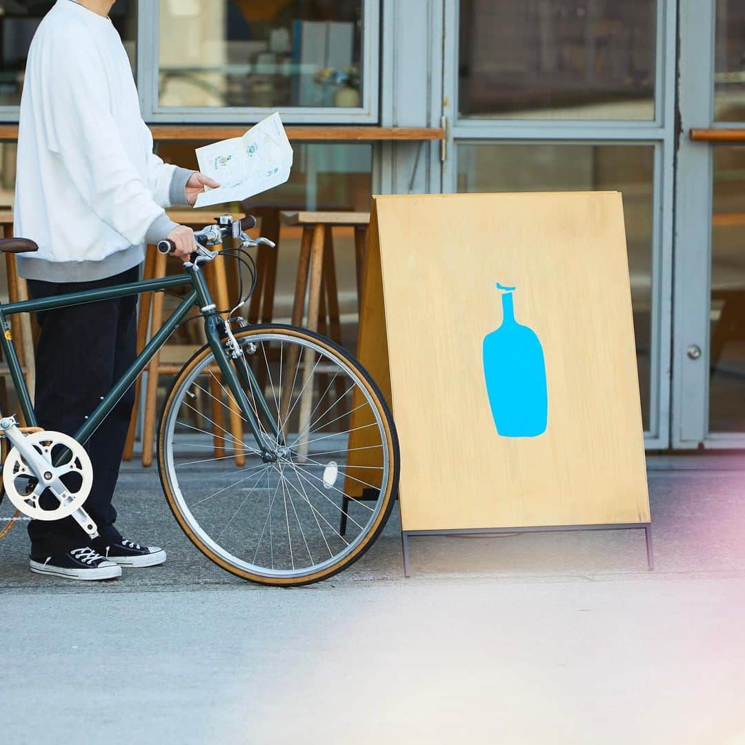 Blue Bottle Coffee Japanさんのインスタグラム写真 - (Blue Bottle Coffee JapanInstagram)「サイクリングマップで巡る ”Spring Ride with BLUE BOTTLE COFFEE" 🚲💙⁠ ⁠ 現在、東京・京都それぞれのコミュニティに根付くバイクショップとコラボレートしたレンタルバイクプランを開催中です🌿⁠  ⁠ また気軽にお立ち寄りいただけるサイクリングコースやブルーボトルのカフェを記載した「サイクリングマップ」を、清澄白河、中目黒、京都、京都六角、京都木屋町、HUMAN MADE 1928 Cafe by Blue Bottle Coffee の 6 つのカフェにてご用意しています。⁠  ⁠地元の人がおすすめするディープなスポットも📍要チェック！⁠ ⁠ ⁠ 【Spring Ride with BLUE BOTTLE COFFEE】⁠ ＜東京＞⁠ 対象店舗：TOKYOBIKE TOKYO(清澄白河)、tokyobike 中目黒⁠ 期間：3月23日(木)～ 4月23日(日)⁠ 料金：2,000円(税込)⁠ ⁠ ▼詳細とご予約は TOKYOBIKE TOKYO の公式サイトをご覧ください。⁠ TOKYOBIKE TOKYO(清澄白河) https://coubic.com/tokyobike/771813#pageContent⁠ tokyobike 中目黒 https://coubic.com/tokyobike/762531#pageContent⁠ 　※電話・店頭での予約も可能です。⁠ 　※当日予約に空きがある場合店頭での受付け、通常のレンタルプランからの変更が可能です。⁠ ⁠ ⁠ ＜京都＞⁠ 対象店舗：辻森自転車商会⁠ 期間：3月23日(木)～ 5月22日(火)⁠ 料金：2,000円(税込)〜⁠ 予約：https://onl.sc/r7Kvwzr⁠ 問い合わせ先：電話 075-221-5732⁠ 　※電話・店頭での予約も可能です。⁠ 　※当日予約に空きがある場合店頭での受付けが可能です。⁠ ⁠ ⁠ ＊ブルーボトルコーヒー カフェではレンタルバイクプランの販売はございません。⁠ ＊ブルーボトル カフェでご利用いただけるお好きなドリンク 1 杯無料引き換えチケット＆特別ノベルティ「ミニハンドタオル」付きプランとなります。⁠ ＊レンタルバイクご利用当日から一週間以内にドリンクとお引き換えください。⁠ ＊ノベルティの数に限りがございますので、配布が終了した場合期間中でもプランを終了する可能性があります。⁠ ⁠ ⁠ ⁠ #ブルーボトルコーヒー⁠ #辻森自転車商会⁠ #トーキョーバイク⁠ #レンタルバイク⁠ #BlueBottleCoffee⁠ #100bikeskyoto⁠ #tokyobike⁠ #brunobike」4月16日 14時01分 - bluebottlejapan
