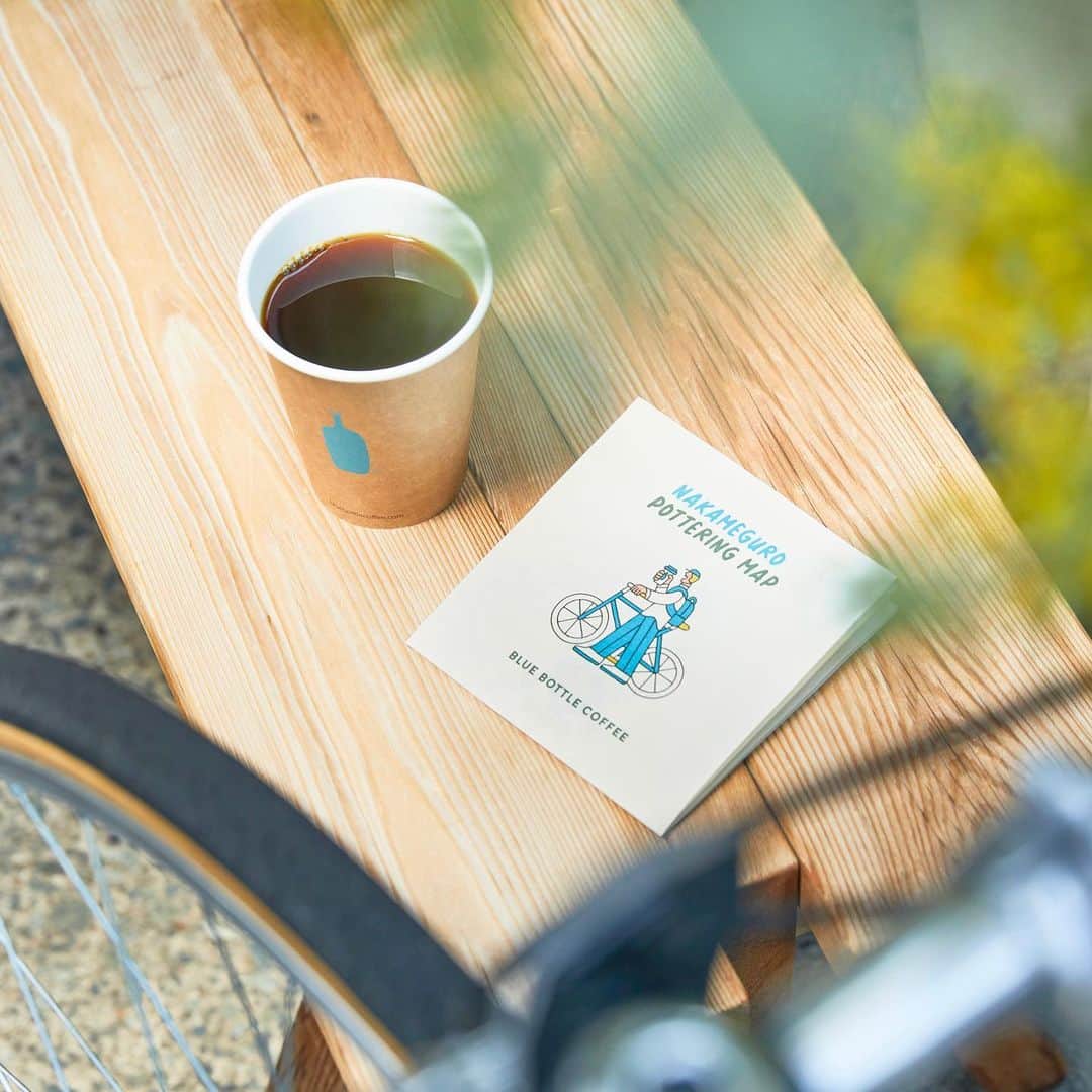 Blue Bottle Coffee Japanさんのインスタグラム写真 - (Blue Bottle Coffee JapanInstagram)「サイクリングマップで巡る ”Spring Ride with BLUE BOTTLE COFFEE" 🚲💙⁠ ⁠ 現在、東京・京都それぞれのコミュニティに根付くバイクショップとコラボレートしたレンタルバイクプランを開催中です🌿⁠  ⁠ また気軽にお立ち寄りいただけるサイクリングコースやブルーボトルのカフェを記載した「サイクリングマップ」を、清澄白河、中目黒、京都、京都六角、京都木屋町、HUMAN MADE 1928 Cafe by Blue Bottle Coffee の 6 つのカフェにてご用意しています。⁠  ⁠地元の人がおすすめするディープなスポットも📍要チェック！⁠ ⁠ ⁠ 【Spring Ride with BLUE BOTTLE COFFEE】⁠ ＜東京＞⁠ 対象店舗：TOKYOBIKE TOKYO(清澄白河)、tokyobike 中目黒⁠ 期間：3月23日(木)～ 4月23日(日)⁠ 料金：2,000円(税込)⁠ ⁠ ▼詳細とご予約は TOKYOBIKE TOKYO の公式サイトをご覧ください。⁠ TOKYOBIKE TOKYO(清澄白河) https://coubic.com/tokyobike/771813#pageContent⁠ tokyobike 中目黒 https://coubic.com/tokyobike/762531#pageContent⁠ 　※電話・店頭での予約も可能です。⁠ 　※当日予約に空きがある場合店頭での受付け、通常のレンタルプランからの変更が可能です。⁠ ⁠ ⁠ ＜京都＞⁠ 対象店舗：辻森自転車商会⁠ 期間：3月23日(木)～ 5月22日(火)⁠ 料金：2,000円(税込)〜⁠ 予約：https://onl.sc/r7Kvwzr⁠ 問い合わせ先：電話 075-221-5732⁠ 　※電話・店頭での予約も可能です。⁠ 　※当日予約に空きがある場合店頭での受付けが可能です。⁠ ⁠ ⁠ ＊ブルーボトルコーヒー カフェではレンタルバイクプランの販売はございません。⁠ ＊ブルーボトル カフェでご利用いただけるお好きなドリンク 1 杯無料引き換えチケット＆特別ノベルティ「ミニハンドタオル」付きプランとなります。⁠ ＊レンタルバイクご利用当日から一週間以内にドリンクとお引き換えください。⁠ ＊ノベルティの数に限りがございますので、配布が終了した場合期間中でもプランを終了する可能性があります。⁠ ⁠ ⁠ ⁠ #ブルーボトルコーヒー⁠ #辻森自転車商会⁠ #トーキョーバイク⁠ #レンタルバイク⁠ #BlueBottleCoffee⁠ #100bikeskyoto⁠ #tokyobike⁠ #brunobike」4月16日 14時01分 - bluebottlejapan