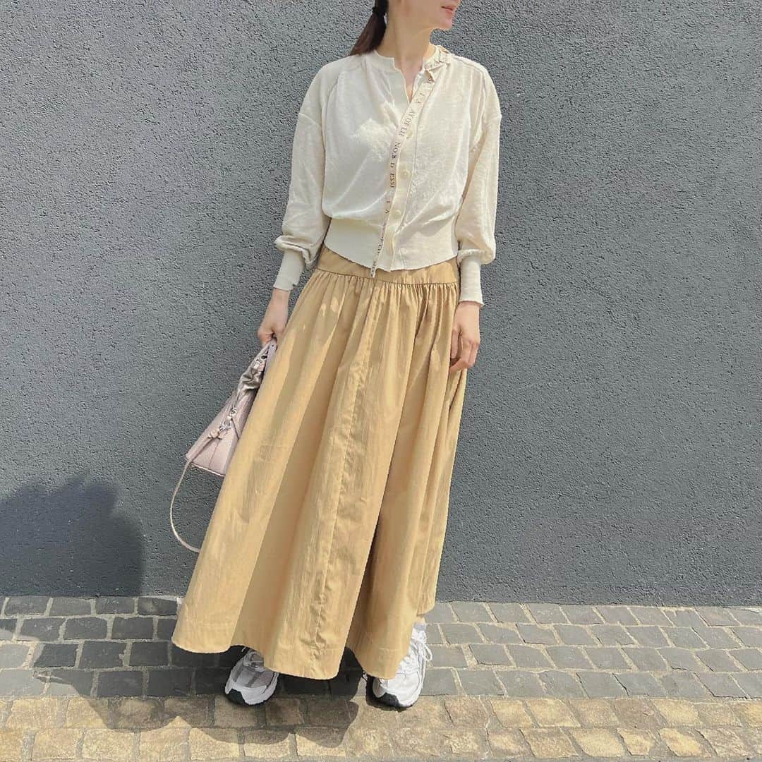 乙黒えりのインスタグラム：「#いつかのコーデ . #cardigan  @eimee_law_official  #pr」