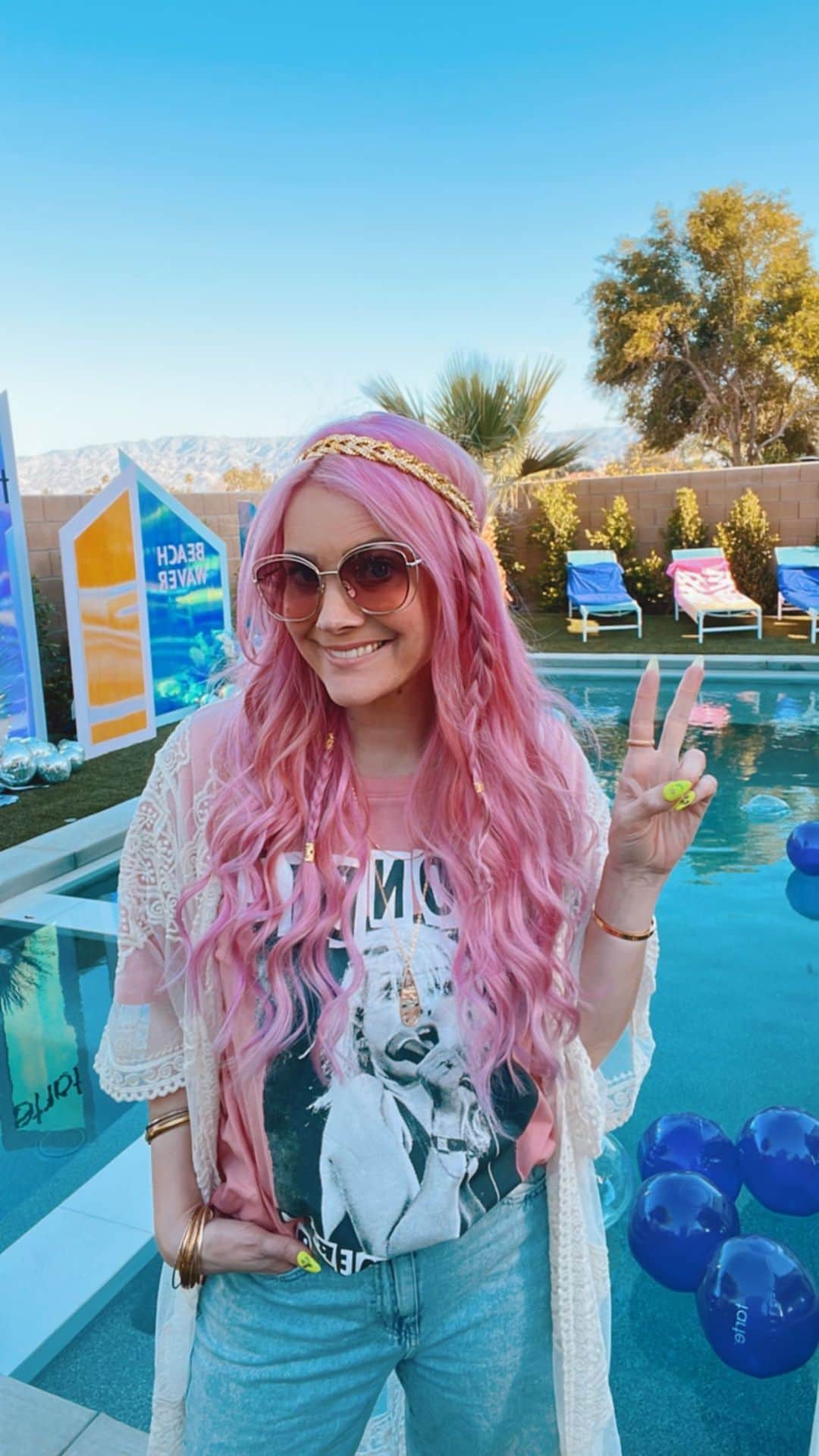 オードリナ・パトリッジのインスタグラム：「Festival Vibes @thebeachwaver 💕🌴 Which look do you like better…Beachwaves or Side Braid?   Festival Season is kicking off at our epic @thebeachwaver X @tartecosmetics Glam House 🌴☀️  #beachwaver #hairreels #pinkhair #pinkpinkpink #pinkhairdontcare #reels #braidtutorial #hairtutorial #igotbeachwaved」