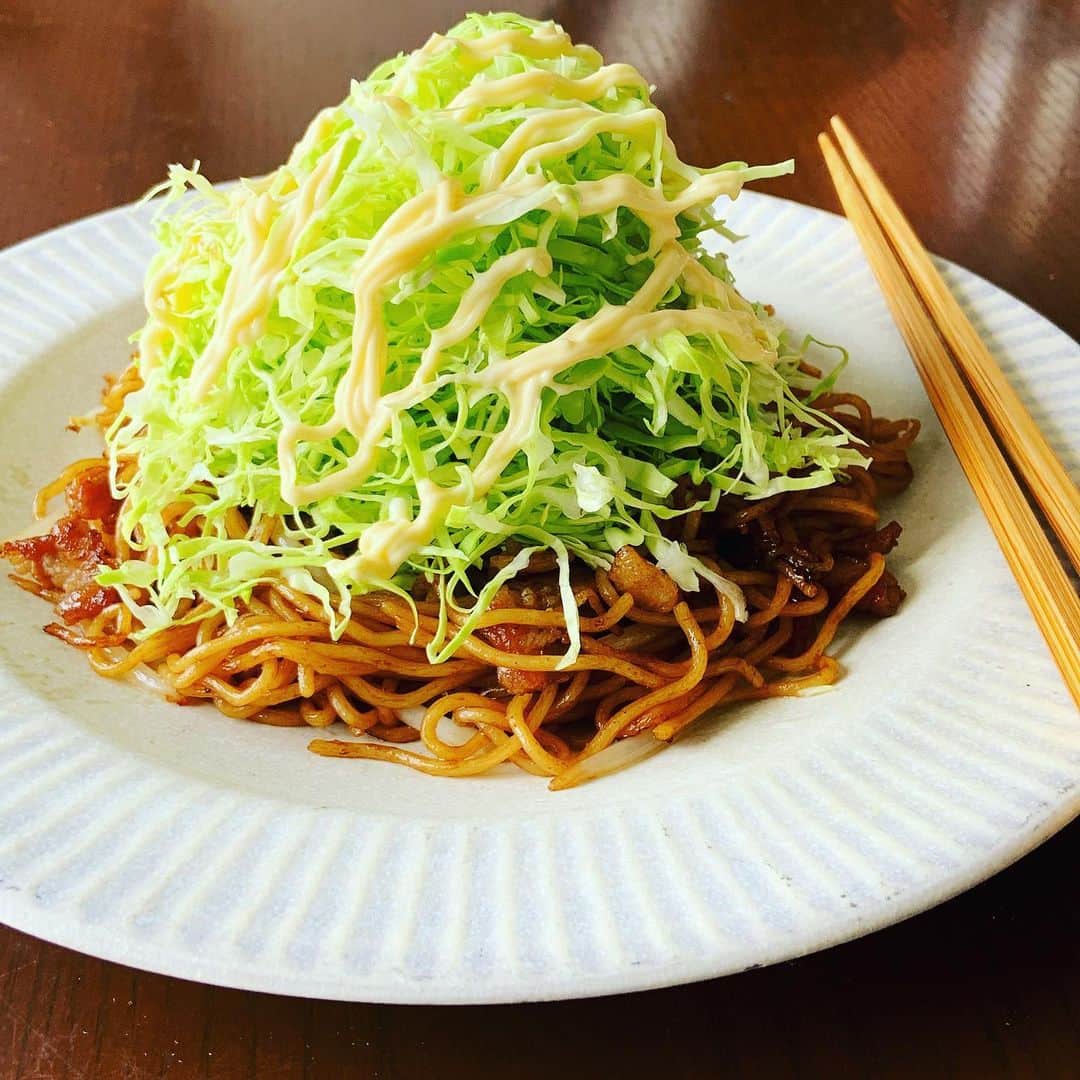 志摩有子さんのインスタグラム写真 - (志摩有子Instagram)「先週、NHK「あさイチ」で見たのが春キャベツの千切りを山盛りにしたソース焼きそば。 なるほどその手があったかと作ってみる。 番組では太麺を推奨していたけれど、いつものマルちゃんの細麺でも十分美味しい。 シャキシャキのキャベツの食感が爽やか。なんとなく広島風のお好み焼きも思わせる。暑くなるこれからの季節にぴったりかも。　 仕上げにマヨネーズとケチャップと聞いて、ケチャップはいらんやろと思ったけれど、味変でかけてみたら、やっぱり必要だった。生キャベツの分，味にメリハリが欲しくなる。  #春キャベツレシピ  #ソース焼きそば」4月16日 14時25分 - ariko418