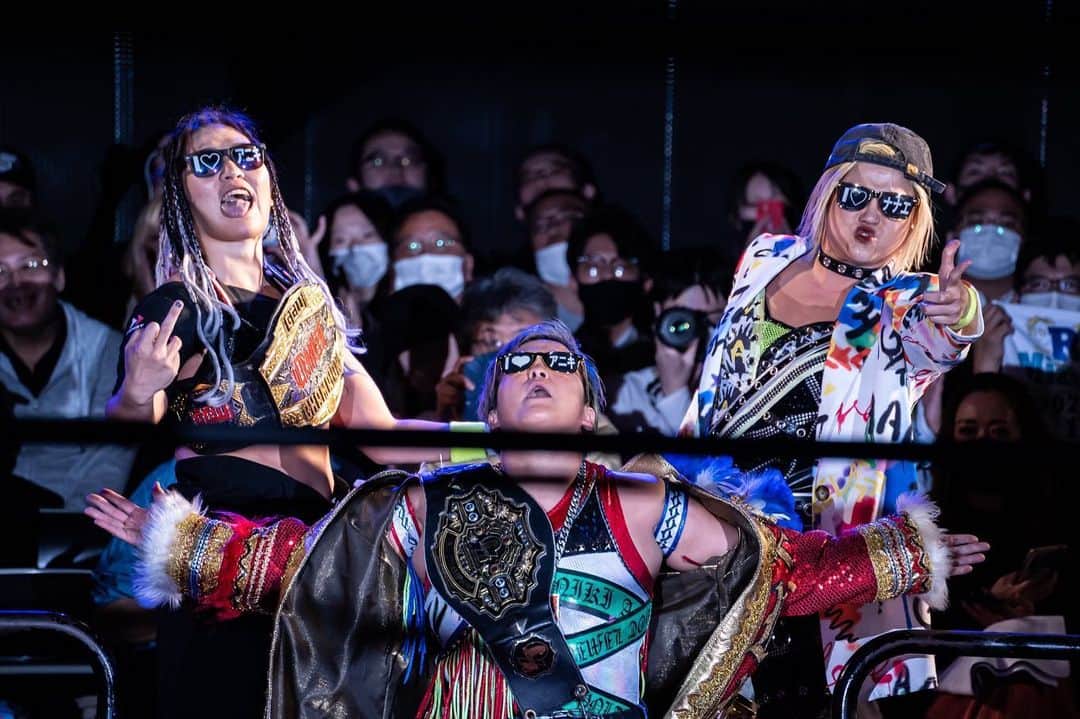 高橋奈苗のインスタグラム：「2023/04/14 NOMADS' @Shinjyuku face  ❤️‍🔥❤️‍🔥❤️‍🔥  高橋奈七永&水波綾&山下りな vs 松本浩代&ジャングル叫女&優宇  ジャングル叫女が治療のため一旦休業に入るということで組まれたこの試合。  試合前、KAIRIとジャングルのインタビューを読んだんだけど、KAIRIが言ってた「叫女は太陽みたいな人」 という意味がよくわかったよ。 もっと早くリングで会いたかった選手、というのが率直な感想。  痛みや辛さを背負ってリングに上がることの緊張感はよく分かるからこそ 早くそこから解放されることを深く願ってなりません。  叫女、プロレスって最高だよね！  また改めて思わせてくれたうえに新しい刺激をくれてありがとう。  大好きなアニキ、山下2人とタッグ組ませてくれて叫女に感謝！  出逢ったころから変わらない熱さを持ちつつ、だけどどんどんデカくなる2人が頼もしいわ！！  最高の空間を創ってくれたNOMADS'のメンバー、素晴らしかったです👏 本当にご苦労様でした‼️  配信で見られるので後からでもぜひ見てください。  https://nomads-fs.zaiko.io/item/355542  @nanae_passion_  follow me!  通販ショップ➡︎ https://jungarian.thebase.in/  #プロレス #高橋奈七永  #ナナエ #パッション #passion #女子プロレス #人間国宝 #japan #nanaetakahashi #nomads_fs  #ジャングル叫女」