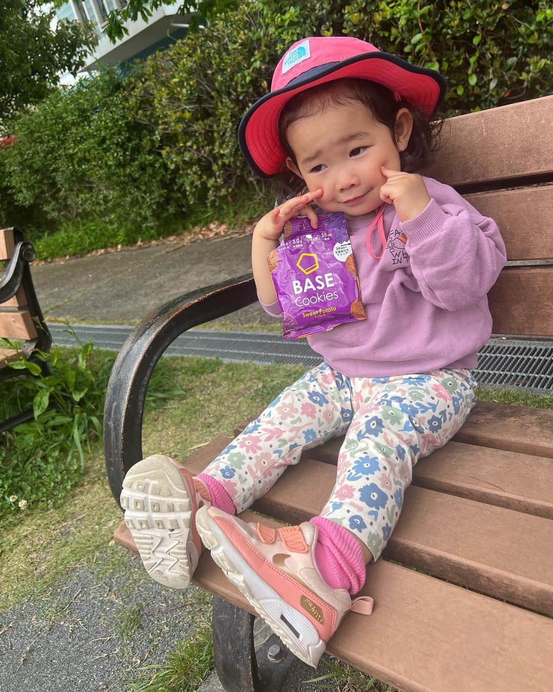 板倉由姫乃さんのインスタグラム写真 - (板倉由姫乃Instagram)「娘と公園へ😊✨ 大体いつもお菓子を持っていくのですが、最近はこれ🍪‼︎ @basefood_tokyo  コンビニでも売ってるよね。 体に必要な栄養素がたーくさん入ってるの✨ 味も美味しい‼︎ 娘はこのサツマイモ味が大好き😘美味しく栄養取れるなんて最高だよね🙌🥺‼︎ BASE FOODママの味方🍪💕 . . . #basefood #ベースフード #完全栄養食 #公園 #おやつ #2歳児 #こどもおやつ #basefoodlife」4月16日 14時36分 - yukigol6