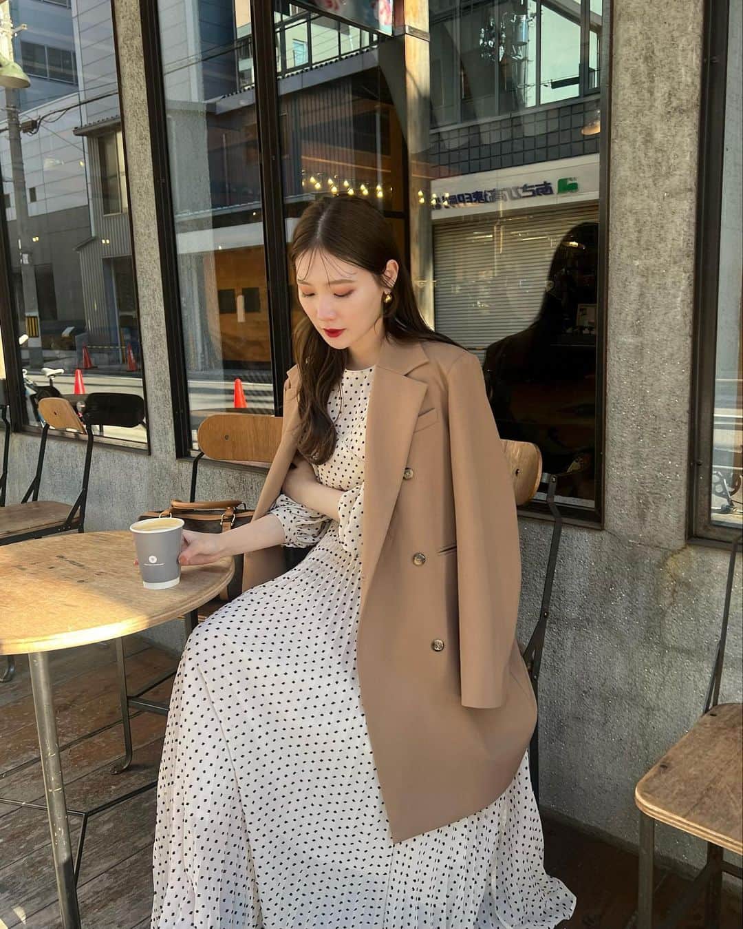 のインスタグラム：「⠀ ⠀ ⠀  本日入荷のジャケット、キャメルも好き♡  dot one-pieceは 5.10〜東京POPUPで再販します  @acka_official  ⠀ ⠀ ⠀ #acka #asucode #ootd」