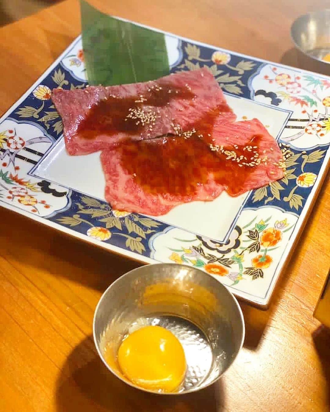 東京外食女さんのインスタグラム写真 - (東京外食女Instagram)「大葉とネギがミックスされた 山盛りのグリーンをサラダ感覚で食べる ネギ山たけ田タン。  美味しくてレモンサワーすすむ！  厚切り上レバーもこの価格でこれは レベル高い！ 生で食べたくなるビジュアルだけど よく焼いて食べました。笑  わさびカルビもさっぱり食べられます。 ハラミも綺麗な色味で 安心して食べられました♪  途中から楽しくなってきて、 白ミックスからシマチョウ、 冷麺まで行ったけど…どれも美味しくて 追加もした！  ユッケジャン麺、せせり(美味しすぎ)、 タン塩…たくさん食べた。笑  このために前後かなり絶食したので 余計に美味しく感じて、 いつまでも帰りたくない！ここで ずっと食べて飲んでいたい!と思ったけれど、 残念ながら人気過ぎて2時間制。  映画は1人で観るから池袋にはいつもひとりだけど 誰か付き合ってくれる人いたらまたお願いします♡  アカウントが天才的過ぎて 酒場系は真似して欲しい。 最強に見やすい。天才。  皆様ありがとうございました😊 ご馳走様でした！  #焼肉ホルモンたけ田 #蛇口からレモンサワー #池袋焼肉 #レモンサワー #焼肉ホルモン #たけ田 #ガス焼肉 #ホルモン #東京外食女 #食べ歩き #東京グルメ」4月16日 14時46分 - himeno_0729
