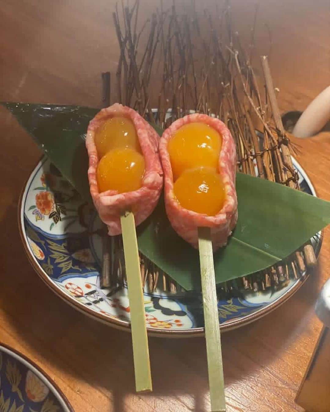 東京外食女さんのインスタグラム写真 - (東京外食女Instagram)「大葉とネギがミックスされた 山盛りのグリーンをサラダ感覚で食べる ネギ山たけ田タン。  美味しくてレモンサワーすすむ！  厚切り上レバーもこの価格でこれは レベル高い！ 生で食べたくなるビジュアルだけど よく焼いて食べました。笑  わさびカルビもさっぱり食べられます。 ハラミも綺麗な色味で 安心して食べられました♪  途中から楽しくなってきて、 白ミックスからシマチョウ、 冷麺まで行ったけど…どれも美味しくて 追加もした！  ユッケジャン麺、せせり(美味しすぎ)、 タン塩…たくさん食べた。笑  このために前後かなり絶食したので 余計に美味しく感じて、 いつまでも帰りたくない！ここで ずっと食べて飲んでいたい!と思ったけれど、 残念ながら人気過ぎて2時間制。  映画は1人で観るから池袋にはいつもひとりだけど 誰か付き合ってくれる人いたらまたお願いします♡  アカウントが天才的過ぎて 酒場系は真似して欲しい。 最強に見やすい。天才。  皆様ありがとうございました😊 ご馳走様でした！  #焼肉ホルモンたけ田 #蛇口からレモンサワー #池袋焼肉 #レモンサワー #焼肉ホルモン #たけ田 #ガス焼肉 #ホルモン #東京外食女 #食べ歩き #東京グルメ」4月16日 14時46分 - himeno_0729