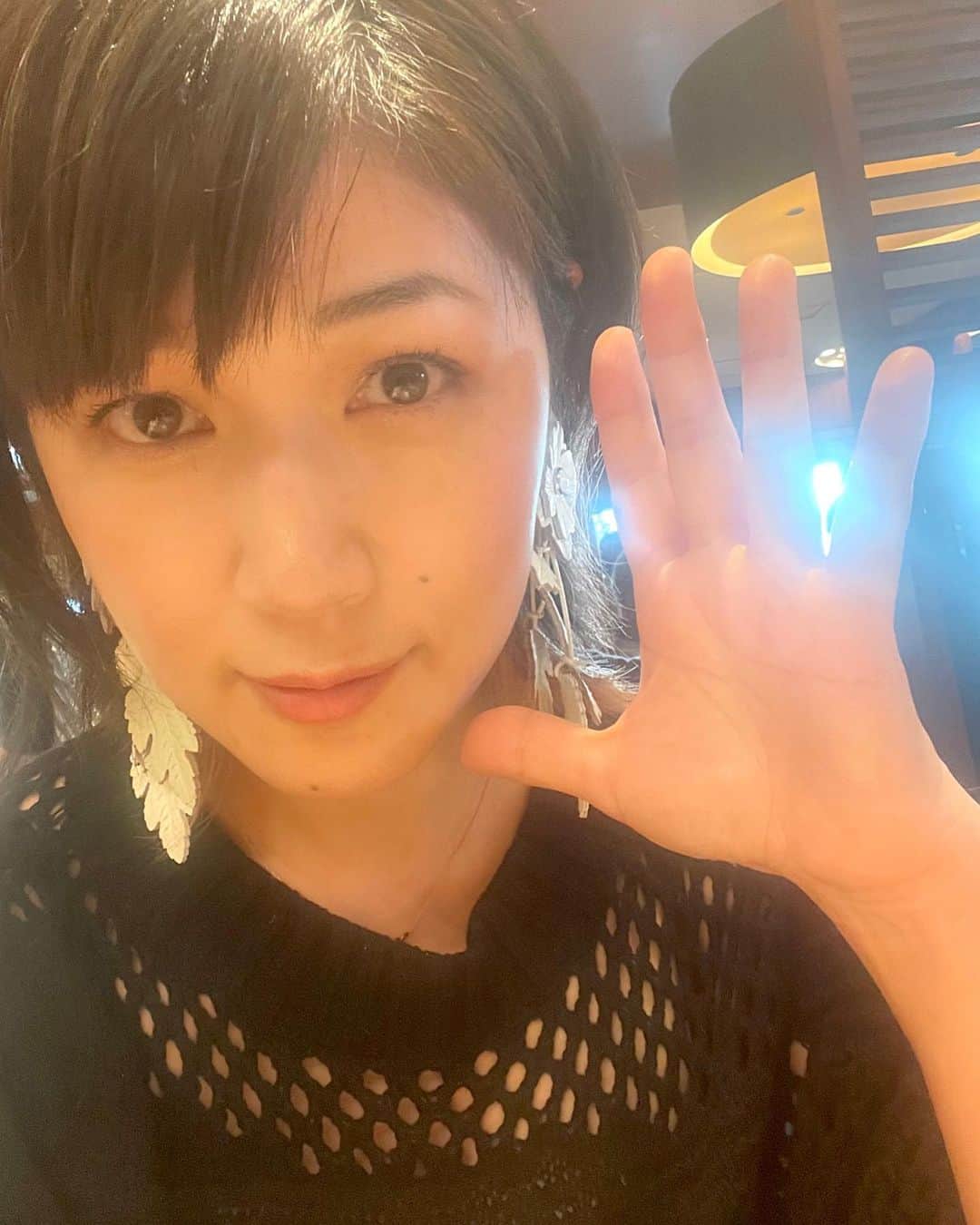BONNIE PINKのインスタグラム：「おかげさまで本日50歳になりました。今年こそはアルバムを出そうと頑張っております。アルバムタイトルは「50 shades of Pink💗」です(ウソ)。先日リリースした新曲"Like a Tattoo"もお暇な時に是非ご一聴ください。 ツアーもやるのでみんな会いにきてね。50代のボニ山もよろしくお願いします😆！」