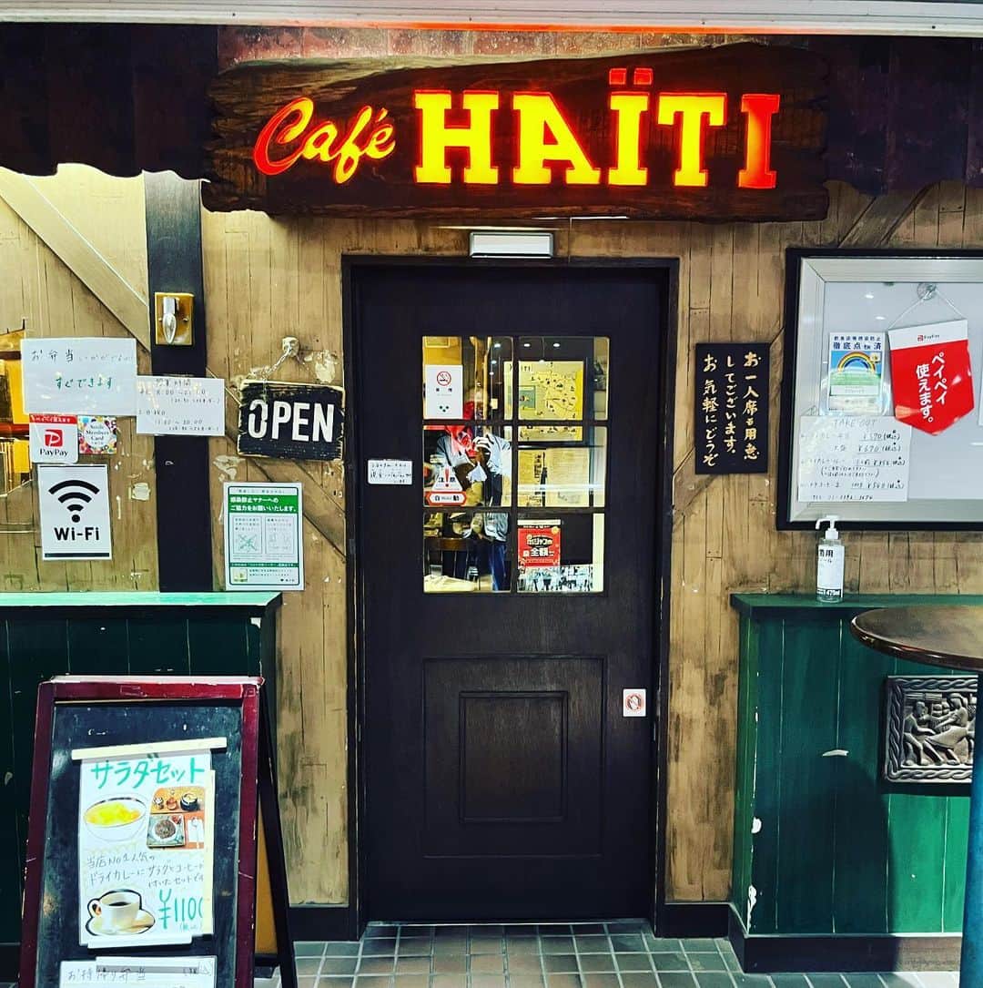 渡辺祐さんのインスタグラム写真 - (渡辺祐Instagram)「新宿「カフェ・ハイチ 新宿センタービル店」だいぶご無沙汰いたしました。ハイチの #ドライカレー は「ハイチのドライカレー」という食べ物であります。 #日曜営業ありがたい 新宿西口の #この光景もあとわずかかな」4月16日 14時59分 - task_watanabe