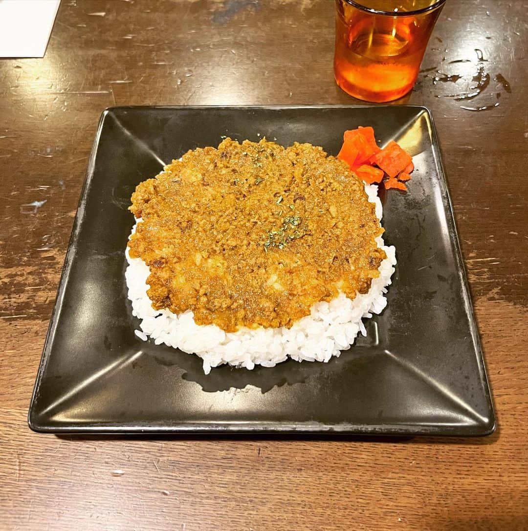 渡辺祐のインスタグラム：「新宿「カフェ・ハイチ 新宿センタービル店」だいぶご無沙汰いたしました。ハイチの #ドライカレー は「ハイチのドライカレー」という食べ物であります。 #日曜営業ありがたい 新宿西口の #この光景もあとわずかかな」