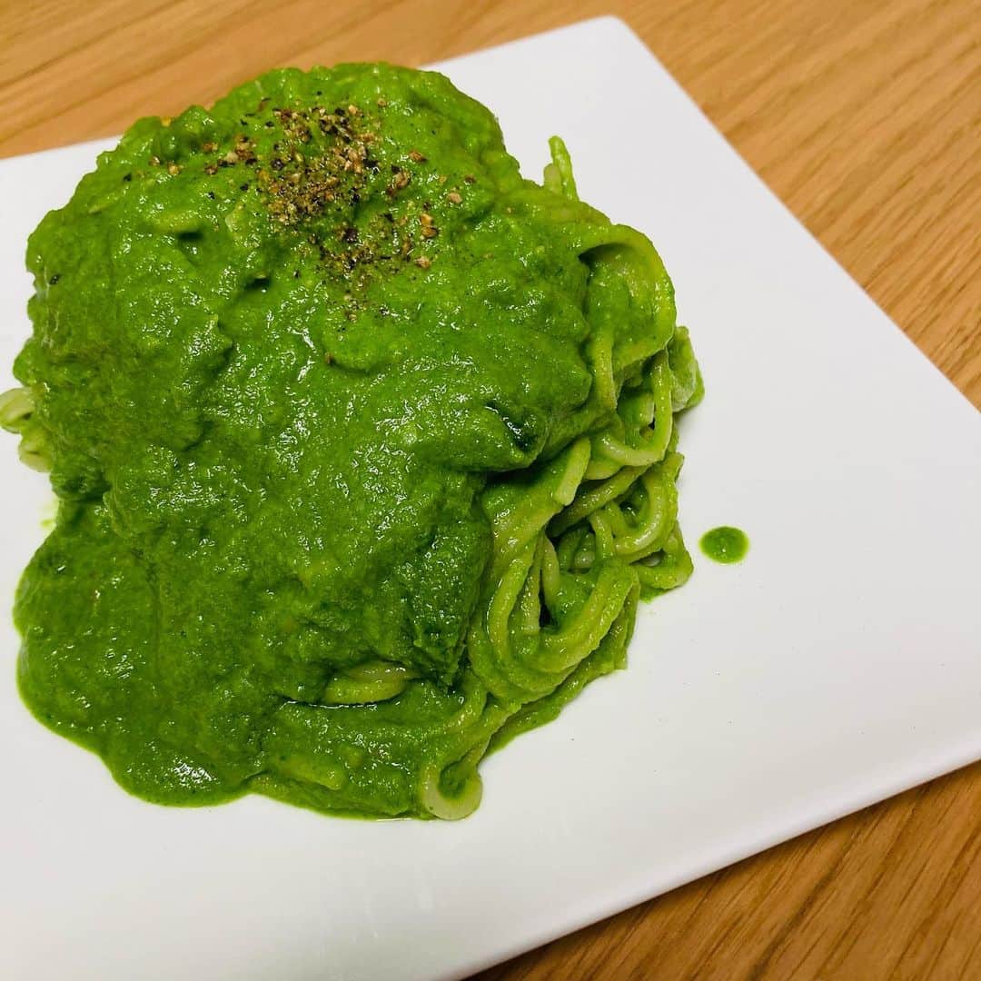 野沢春日さんのインスタグラム写真 - (野沢春日Instagram)「ケールジェノベーゼ🥬 ジェノベーゼ好きの方、パスタ好きな方、ドロドロ系麺類好きな方、是非オススメします。 写真と動画で材料や作り方簡単に説明してます。 味付けはパスタをゆがくお湯に入れた塩だけ。これだけで十分でした。  #男子アナごはん #野沢グルメシリーズ #ケールレシピ #ジェノベーゼ #ジェノベーゼ好き #パスタ好き #ドロドロ系」4月16日 14時55分 - nozawa_haruhi