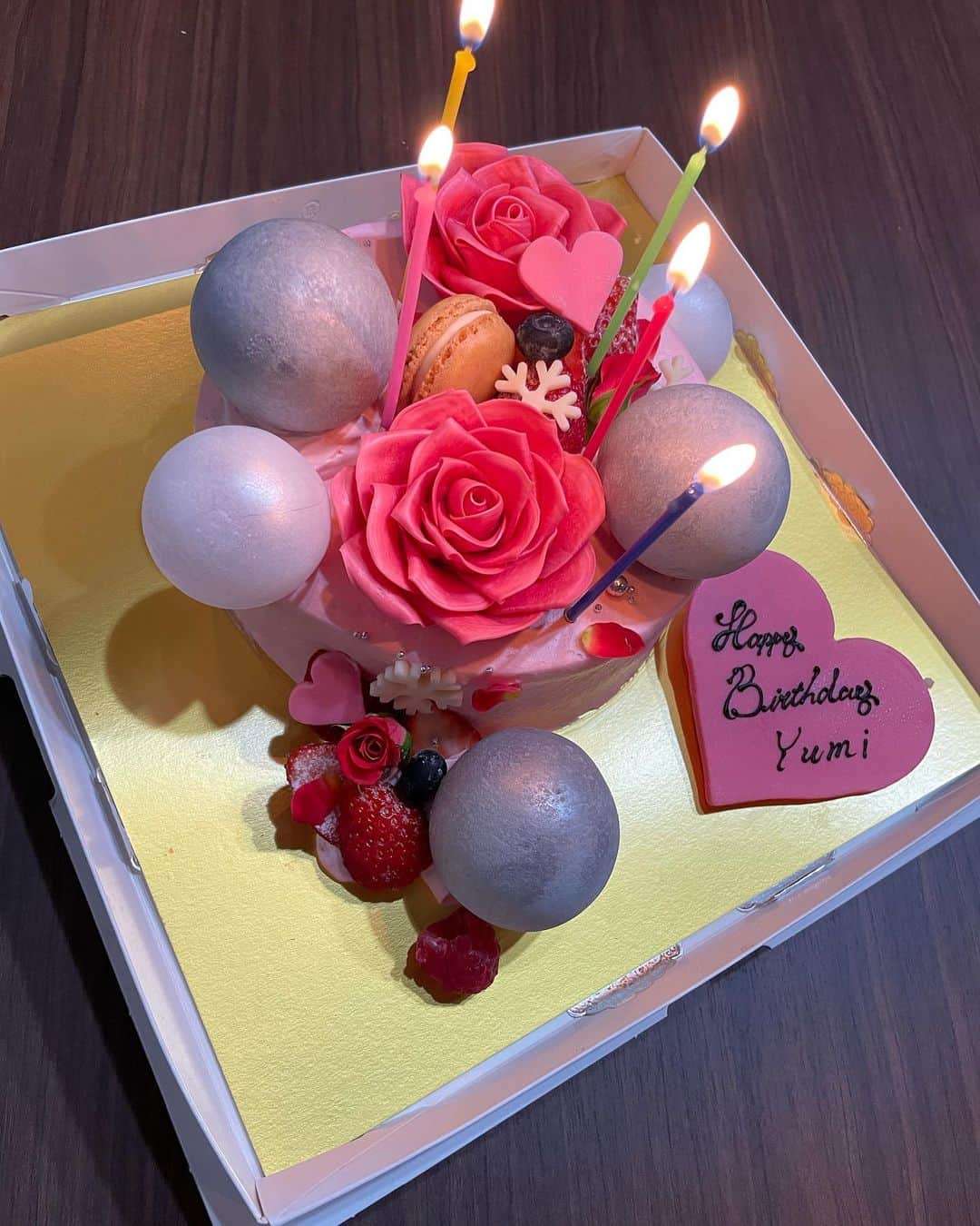 大島麻衣さんのインスタグラム写真 - (大島麻衣Instagram)「🎂母の還暦祝い🎂 大好きな @lunetta_asakusa で美味しいお食事をいただき可愛い可愛い @kitt.official のケーキでお祝いしました🥂👏 仲良し家族の自覚はありますがとにかくよく笑った夜でした😂 この日、ずっと母が家族に感謝を述べてくれていてとても幸せな気持ちになりました☺️ 子供たちのしあわせがままの1番の幸せだから好きなこと、やりたいことをたくさんして笑っていてね。と。 母の夢を叶えるためにも毎日楽しくたくさん笑って幸せに生きます♡ やっと60歳！！ 母の人生もまだまだこれから！！ やりたいこと、行きたいところ、どんなところにでも連れていってチャレンジさせてあげられるように娘、がんばりますっ🫡 お誕生日おめでとう、麻衣の世界で1番大好きな自慢のまま♡」4月16日 15時00分 - maioshima911