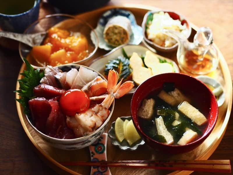 まこ/makoのインスタグラム：「・ 昨日、家の近所でマグロ丼食べようと思ってて行きそびれたので、海鮮買って今日のお昼は海鮮丼にしました。 海鮮丼の酢飯は、冷凍していた10穀米（市販の八穀米に黒豆ともち麦多めに足して炊いたもの）にすし酢を混ぜました。 海鮮のヅケは濃い色にならないように、みりんと白醤油を1:1で足したものにさっと5分だけつけたもの。いつもわさびだけど、ニンニクと生姜を少し混ぜました。 真ん中に乗ってる黄身の醤油漬けは一晩浸からせてもったりさせてます。 ・ 海鮮丼で味気なかったので卵とかぼちゃをイキってみました😀 デザートは土産でもらったマンゴーのジュレ？みたいな何かよーわからんけど、とにかくおいしいのです。 . お料理だけ載せてるといつも、スンって見られるので、裏側の地味な工程を友達が動画で作ってくれました🤣 （いつも友達に買い出し風景写真をちょこちょこ送るのですがそれをつなげてくれました） 結構なアホなわたしのキャラがばれそうですが、 友達が載せろ載せろとうるさいのでストーリーにあげたので暇なら見てください🤣 . . . .  ⏩メニュー  ●10穀米の海鮮丼 ●揚げとわかめのお味噌汁 ●瓢箪たまご ●かぼちゃの煮付け ●キャベツのしらす和え ●手作り紅茶クッキー ●サンヨー堂のマンゴーゼリー  #おうちごはん #おうちカフェ#ワンプレート朝ごはん#カラフルワンプレート#朝ご飯#朝ごはん#和んプレート#ワンプレートごはん#器#あさごはん#먹스타그램#음스타그램#おぼんdeごはん #breakfast#foodporn#IGersJP#onthetable#japanesebreakfast#washoku#古伊万里  #高田志保#原光弘#中里博恒#中里博彦#心和庵」