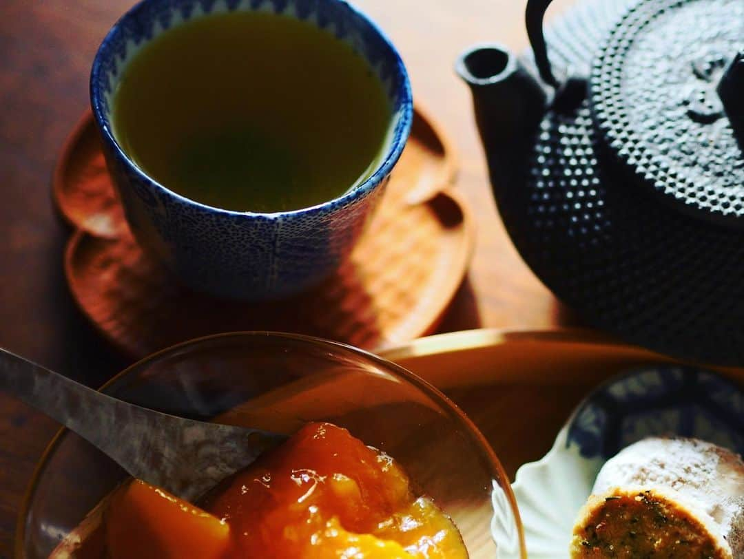 まこ/makoさんのインスタグラム写真 - (まこ/makoInstagram)「・ 昨日、家の近所でマグロ丼食べようと思ってて行きそびれたので、海鮮買って今日のお昼は海鮮丼にしました。 海鮮丼の酢飯は、冷凍していた10穀米（市販の八穀米に黒豆ともち麦多めに足して炊いたもの）にすし酢を混ぜました。 海鮮のヅケは濃い色にならないように、みりんと白醤油を1:1で足したものにさっと5分だけつけたもの。いつもわさびだけど、ニンニクと生姜を少し混ぜました。 真ん中に乗ってる黄身の醤油漬けは一晩浸からせてもったりさせてます。 ・ 海鮮丼で味気なかったので卵とかぼちゃをイキってみました😀 デザートは土産でもらったマンゴーのジュレ？みたいな何かよーわからんけど、とにかくおいしいのです。 . お料理だけ載せてるといつも、スンって見られるので、裏側の地味な工程を友達が動画で作ってくれました🤣 （いつも友達に買い出し風景写真をちょこちょこ送るのですがそれをつなげてくれました） 結構なアホなわたしのキャラがばれそうですが、 友達が載せろ載せろとうるさいのでストーリーにあげたので暇なら見てください🤣 . . . .  ⏩メニュー  ●10穀米の海鮮丼 ●揚げとわかめのお味噌汁 ●瓢箪たまご ●かぼちゃの煮付け ●キャベツのしらす和え ●手作り紅茶クッキー ●サンヨー堂のマンゴーゼリー  #おうちごはん #おうちカフェ#ワンプレート朝ごはん#カラフルワンプレート#朝ご飯#朝ごはん#和んプレート#ワンプレートごはん#器#あさごはん#먹스타그램#음스타그램#おぼんdeごはん #breakfast#foodporn#IGersJP#onthetable#japanesebreakfast#washoku#古伊万里  #高田志保#原光弘#中里博恒#中里博彦#心和庵」4月16日 15時02分 - ma_ko11