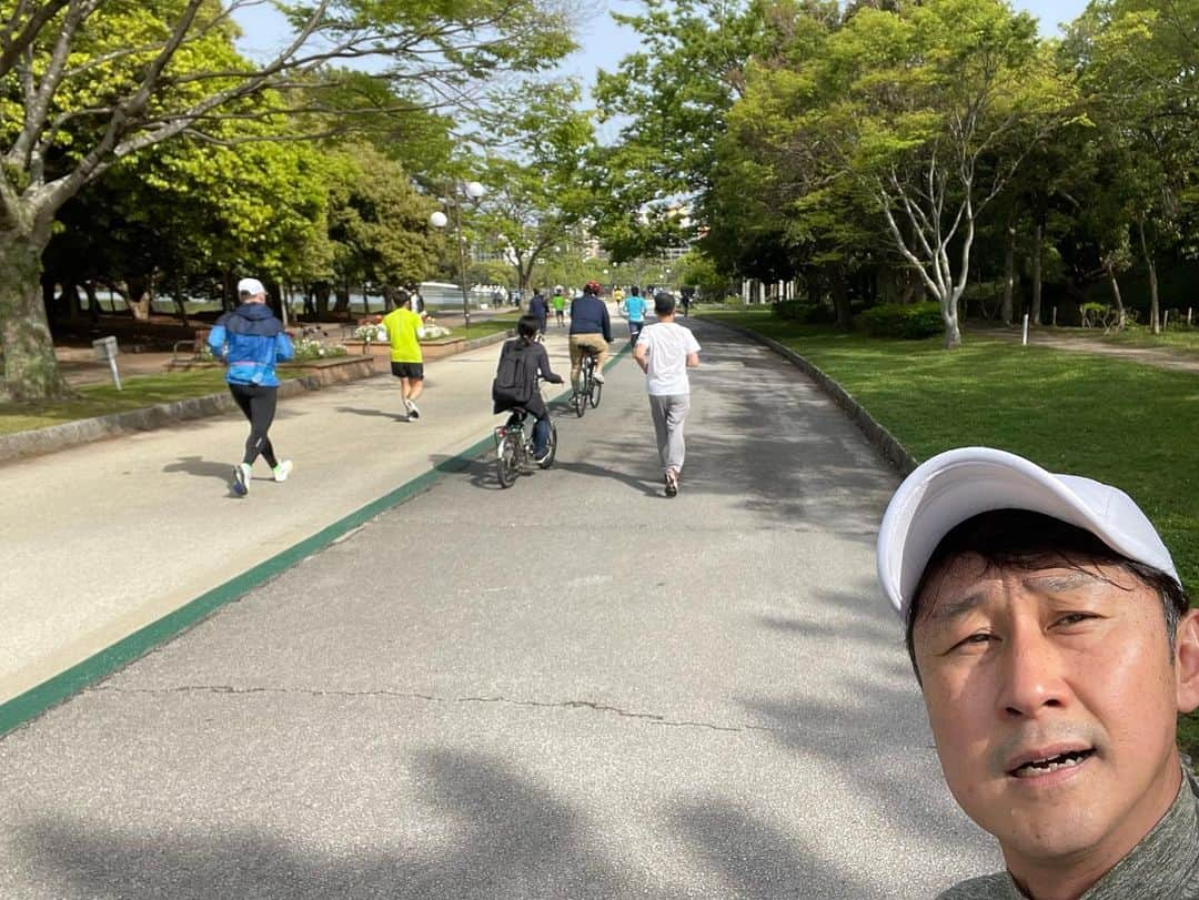 下山英哉のインスタグラム：「雨上がりの日曜あさ☀️  青空のもと… いつもより 賑やかなような気が…  日曜出勤の みなさんの姿も😊  #休日の過ごし方  #日曜 #running #run #大濠公園 #ohoripark  #sunday #sundaywork #fukuoka #fukokalife」