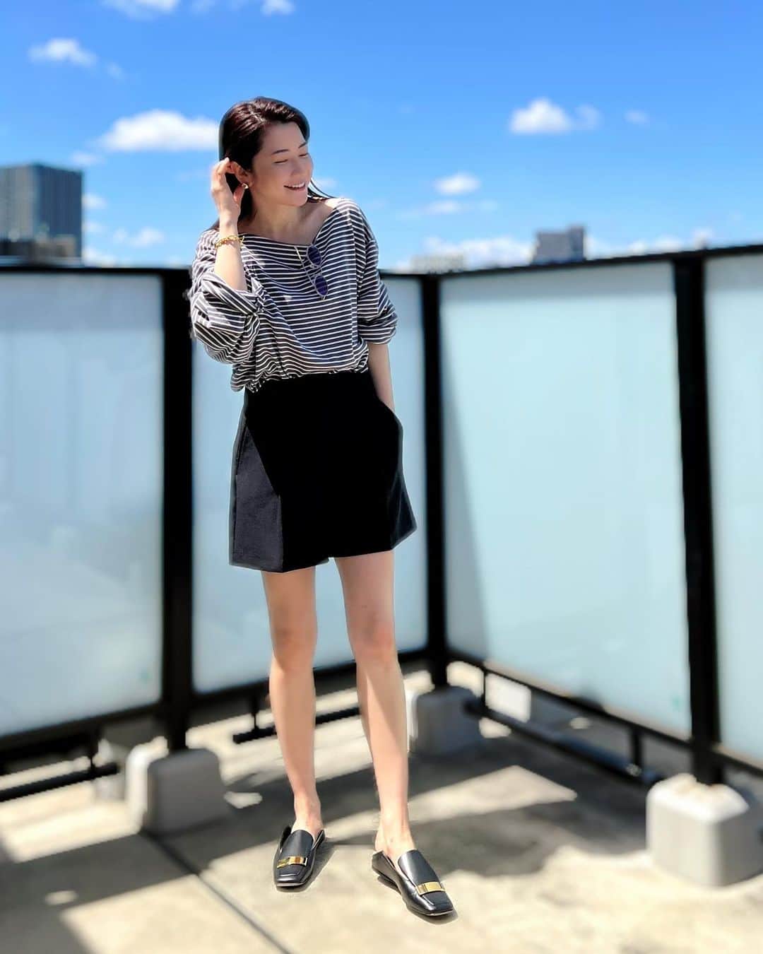 森絵里香のインスタグラム：「. 数年ぶりに購入したボーダートップス  アラフォーのボーダー、意外と難しく… ほっこりし過ぎを回避するべく、あえてメンズの @jih_nunc_style をチョイス  オフショルの様な程よい肌見せで 健康的なセクシーさが出て気に入っています😊  私にはしては珍しくサングラスも🕶️ @ayame_id  鼻に跡が残るのが嫌で避けてたけど、軽くて着け心地も良くて 跡もそんなにつかないから安心して使えます  日焼けはきになるけど、 初夏を感じさせる陽射しが気持ちいいなぁ  . #ボーダートップス #ショートパンツ#アラフォーコーデ」