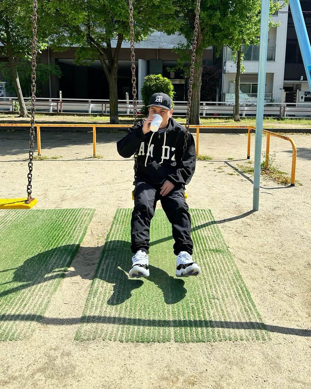 Juniorのインスタグラム：「46歳ブランコに乗る☕️  #散歩」