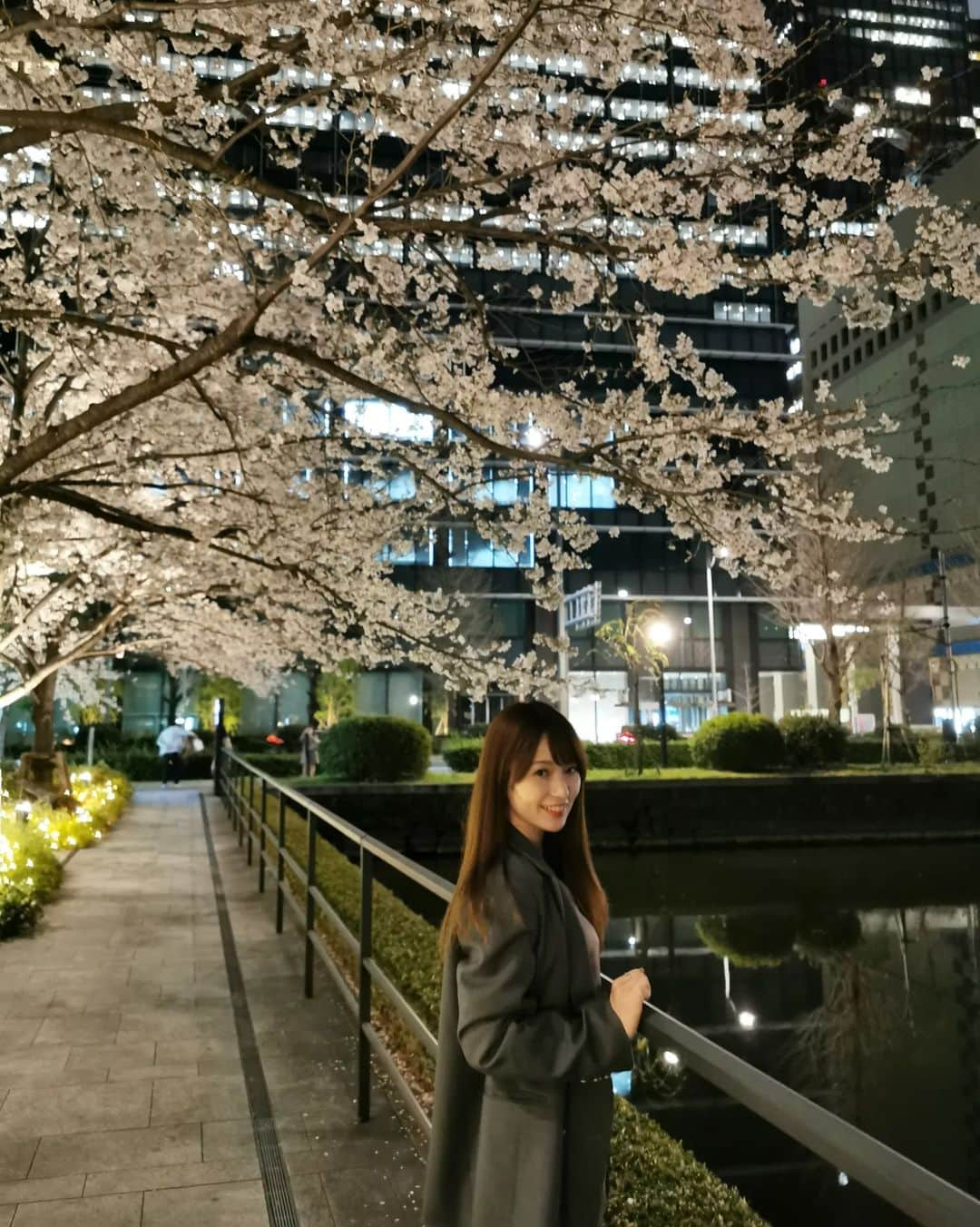 畠山優梨枝さんのインスタグラム写真 - (畠山優梨枝Instagram)「夜桜を観に行ってきました🌸 大手町をお散歩😄 雨も多かったけどもこの日は晴れてて桜を楽しめました✨ 良さげなレストランも見つけたので来年桜の季節に行きたいなー💕  #桜#花見#夜桜#夜桜ライトアップ#春#東京の桜スポット#時差スタグラム」4月16日 17時00分 - yurieyurieee