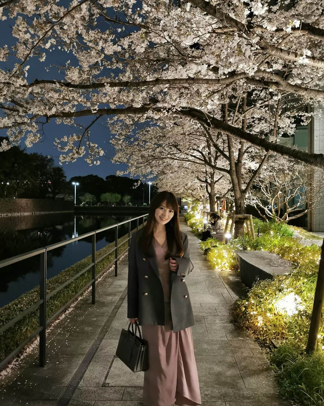 畠山優梨枝さんのインスタグラム写真 - (畠山優梨枝Instagram)「夜桜を観に行ってきました🌸 大手町をお散歩😄 雨も多かったけどもこの日は晴れてて桜を楽しめました✨ 良さげなレストランも見つけたので来年桜の季節に行きたいなー💕  #桜#花見#夜桜#夜桜ライトアップ#春#東京の桜スポット#時差スタグラム」4月16日 17時00分 - yurieyurieee