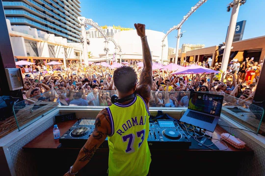 Pauly Dのインスタグラム：「It’s @marqueelv DayClub Season!!!! 🏖️😎   📸 @lastnightwasepic」