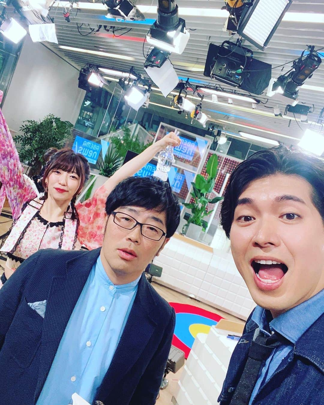 宮崎謙介さんのインスタグラム写真 - (宮崎謙介Instagram)「今日もAbema的ニュースショーへ。  色々なニュースを語り合います。  将棋の加藤一二三さんも来られて、将棋の世界のAIについて語られました。  学びと笑いのあるひと時でした。  #abematv #アベマ的ニュースショー #千原ジュニア #鈴木拓 #でか美ちゃん #田中萌 #加藤一二三」4月16日 15時23分 - miyazakikensuke1031