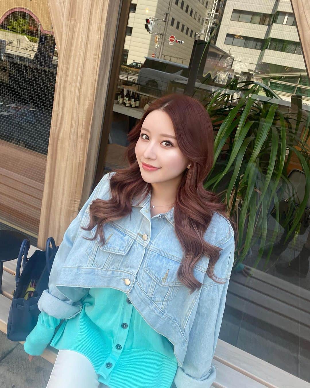 小川真琴のインスタグラム：「黄砂凄いけど気温最高☀️💗 仕事の合間に行けるカフェもっと増やしたいな☕️🍃」
