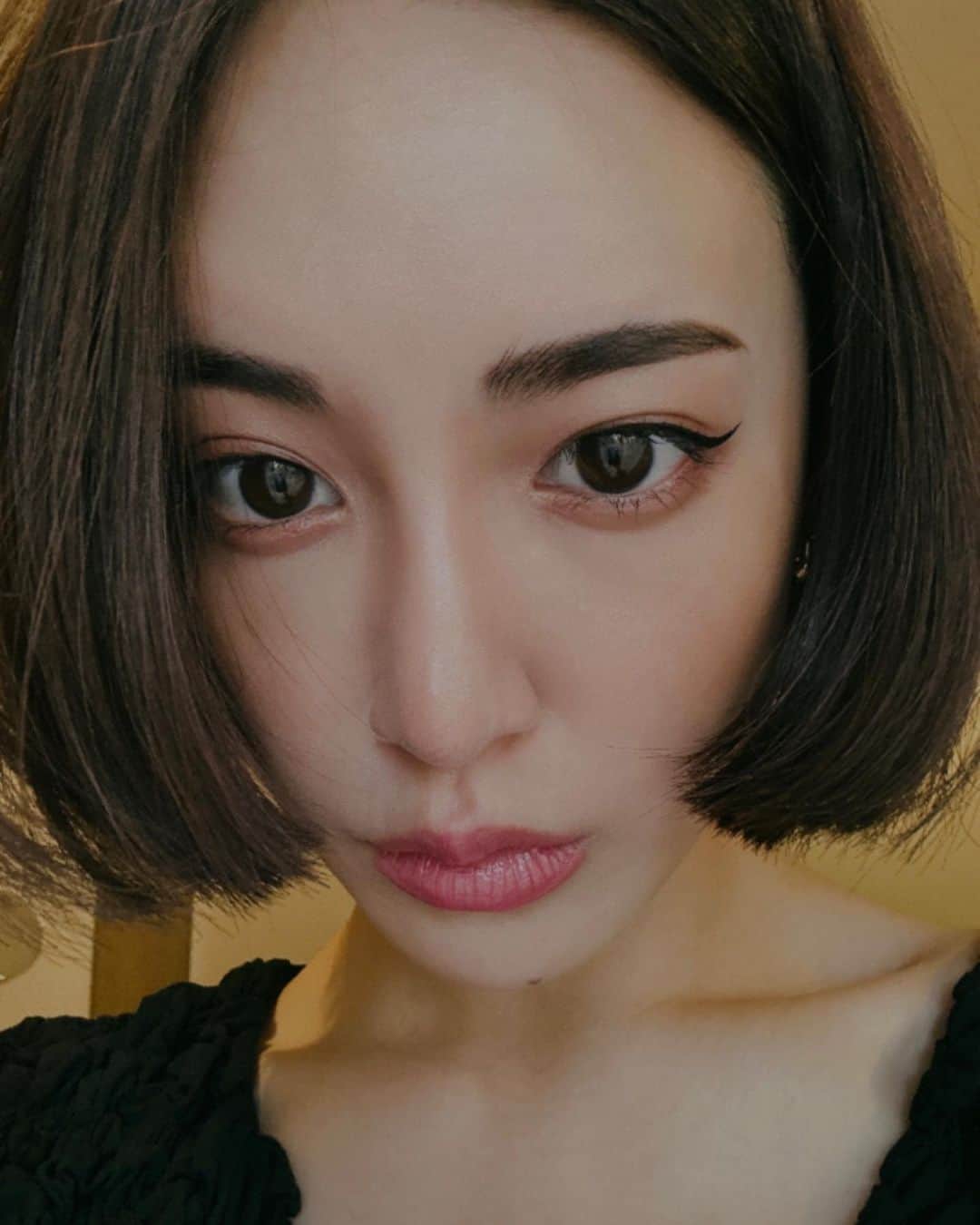藤井夏恋のインスタグラム：「そういえば髪色少しチェンジしたよ。 今回は"Olive ash brown"🫒🤎 気に入ってる〜🐧」
