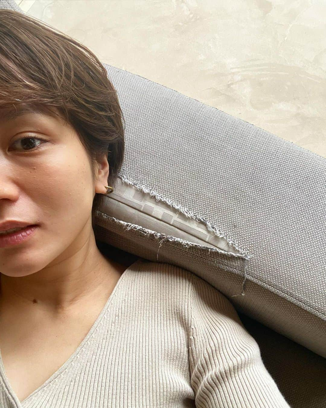 和田明日香のインスタグラム：「庭の木に鳩が巣を作りはじめた。  最近よく鳩が来るなあと思ってたら、下見だったようで。今朝「ここにしよう」と決断したらしく、いよいよ作業がはじまった。一羽はずっと枝の合間にいて、もう一羽がせっせと小枝を運んでくる。太さも長さも見事に同じような小枝で感心しちゃう。いい夫じゃん。よかったねヨメ鳩。じゃないのよ。見守ってる場合じゃないのよ。一刻も早くなんとかしなきゃいけないんだろうけど、あまりにせっせと運んでるから、ホウキぶん回して追いやる気にはなれない。あーあ。なんでうちの木なのよ。近くに大きい公園だってあるのに。いい物件なかったのかな。カラスが多いから子育てには向いてないのかな。  しかし、都会にいる鳩とは違う気がする。色も形もなんだかきれい。いや、だからダメです。受け入れようとしちゃダメです。卵うまれてヒナが孵った日にはお祝いしそうになっててダメですわたし。  どうしたもんかと思いながら、予約していたネイルサロンへ。ネイリストさんに「きょうはどこかお出かけするんですか？」と聞かれ、「いやー庭の木に鳩が巣を作り始めちゃって。なんとかしなきゃです。」なんて話して。「実家で小鳥飼ってますけど、産卵近くなると攻撃的になるので、気をつけてくださいね。」って、助言までいただき。そりゃそうだよなぁ。守りたいもんなぁ、赤ちゃん。え、つら。つらーーー。  サロンを出ると、大粒の雨。早足で歩いて帰って、自分の体を拭くより先に庭の木を見る。そのうち雨がひょうに変わって、氷砂糖みたいなのがゴロンゴロン落ちてくる。屋根がバタバタ音を立てる。子どもたちが窓にはりついて「鳩かわいそう」って、心配そうに庭の木を見る。  ダメだダメだ。巣は駆除するし、ソファの破れもなんとかする。かかとの保湿もちゃんとする。制服のスラックスの採寸にも行く。雨がやんだら全部ちゃんとやる。やるからさ。。。ふー  という日曜日です。あ、日曜日といえば。今夜のラジオは和田の回です。23:30からNHK-FMにて。夜更かしさんはどうぞ。メッセージも待ってまーす。  ※責任もってほんとになんとかするので、鳩夫婦への誹謗中傷はお控えください。」